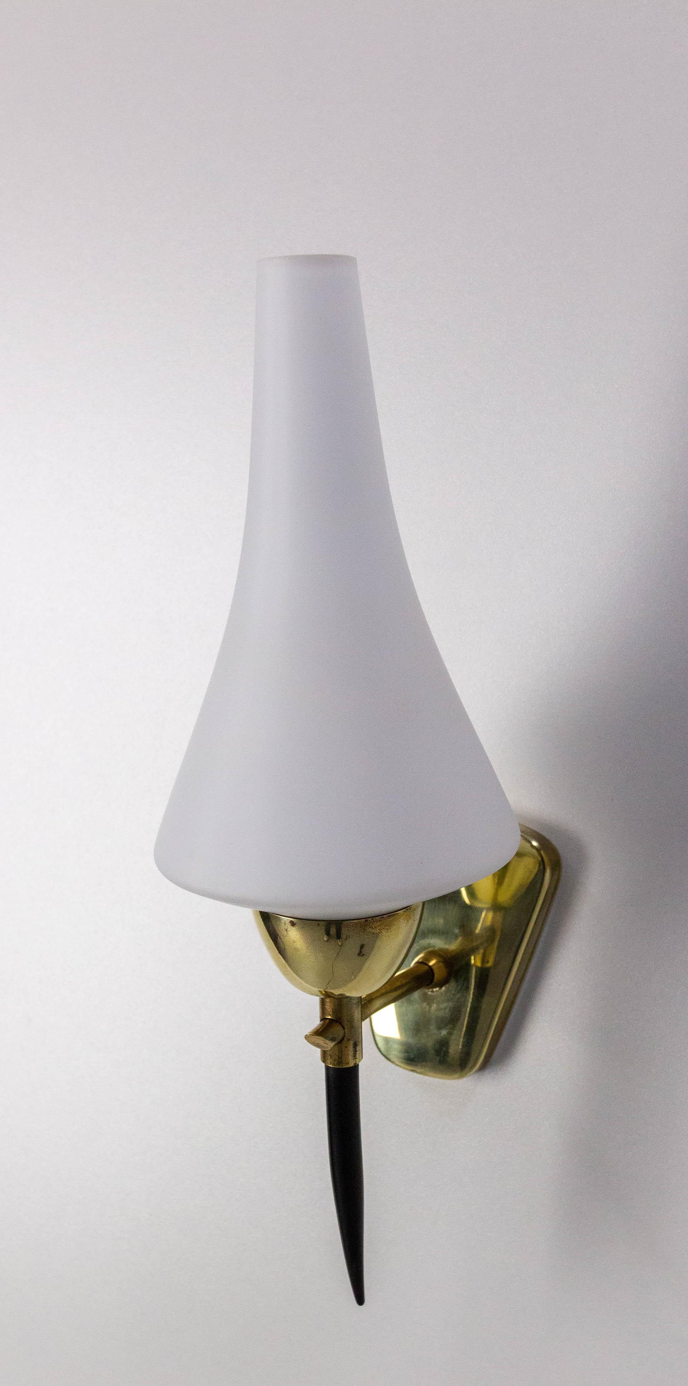 Paar Wandleuchter Weißes Glas Schwarz & Goldenes Chrom, um 1950, Arlus Frankreich im Angebot 5