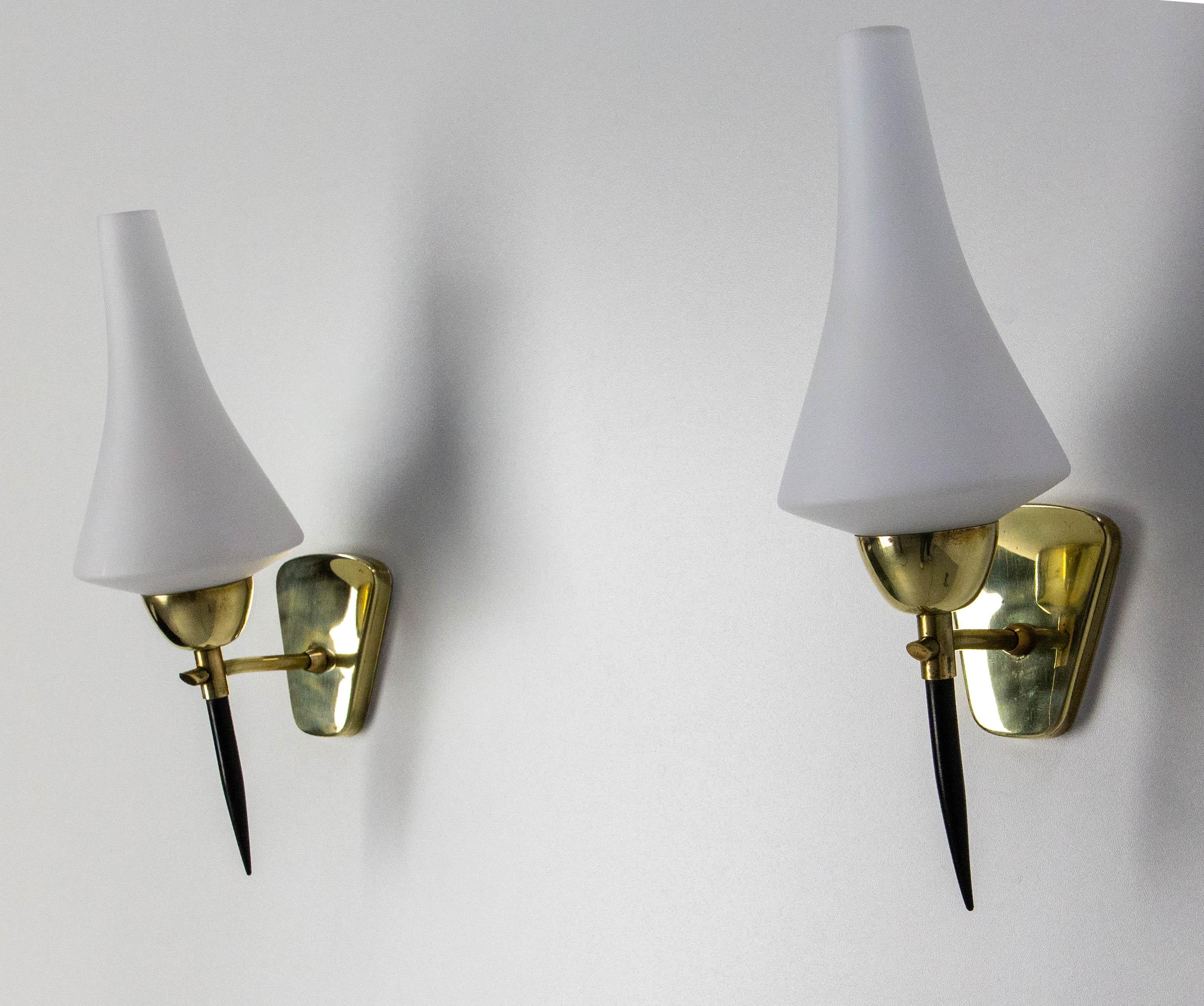 Paar Wandleuchter Weißes Glas Schwarz & Goldenes Chrom, um 1950, Arlus Frankreich (Moderne der Mitte des Jahrhunderts) im Angebot