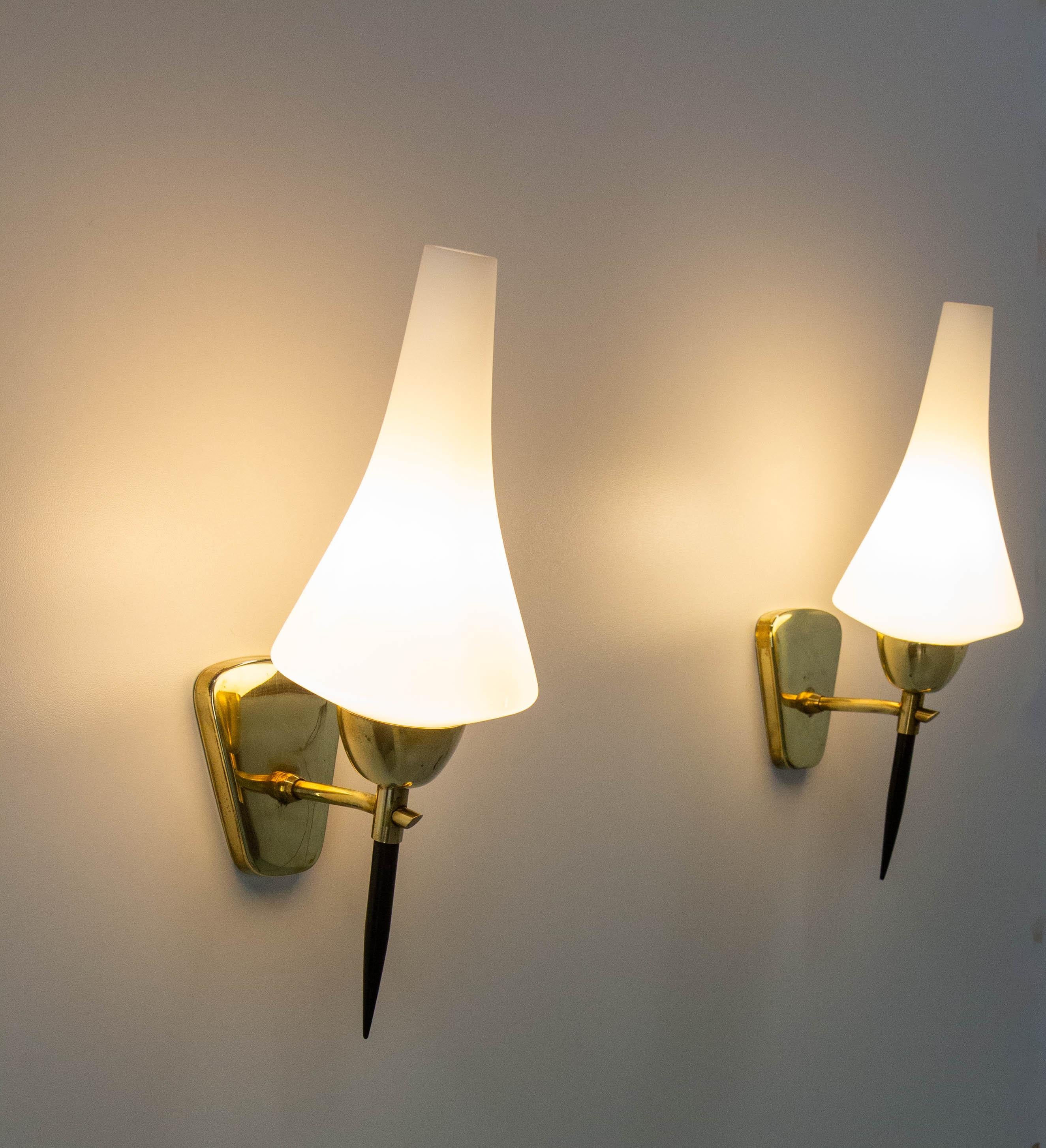 Paar Wandleuchter Weißes Glas Schwarz & Goldenes Chrom, um 1950, Arlus Frankreich im Zustand „Gut“ im Angebot in Labrit, Landes