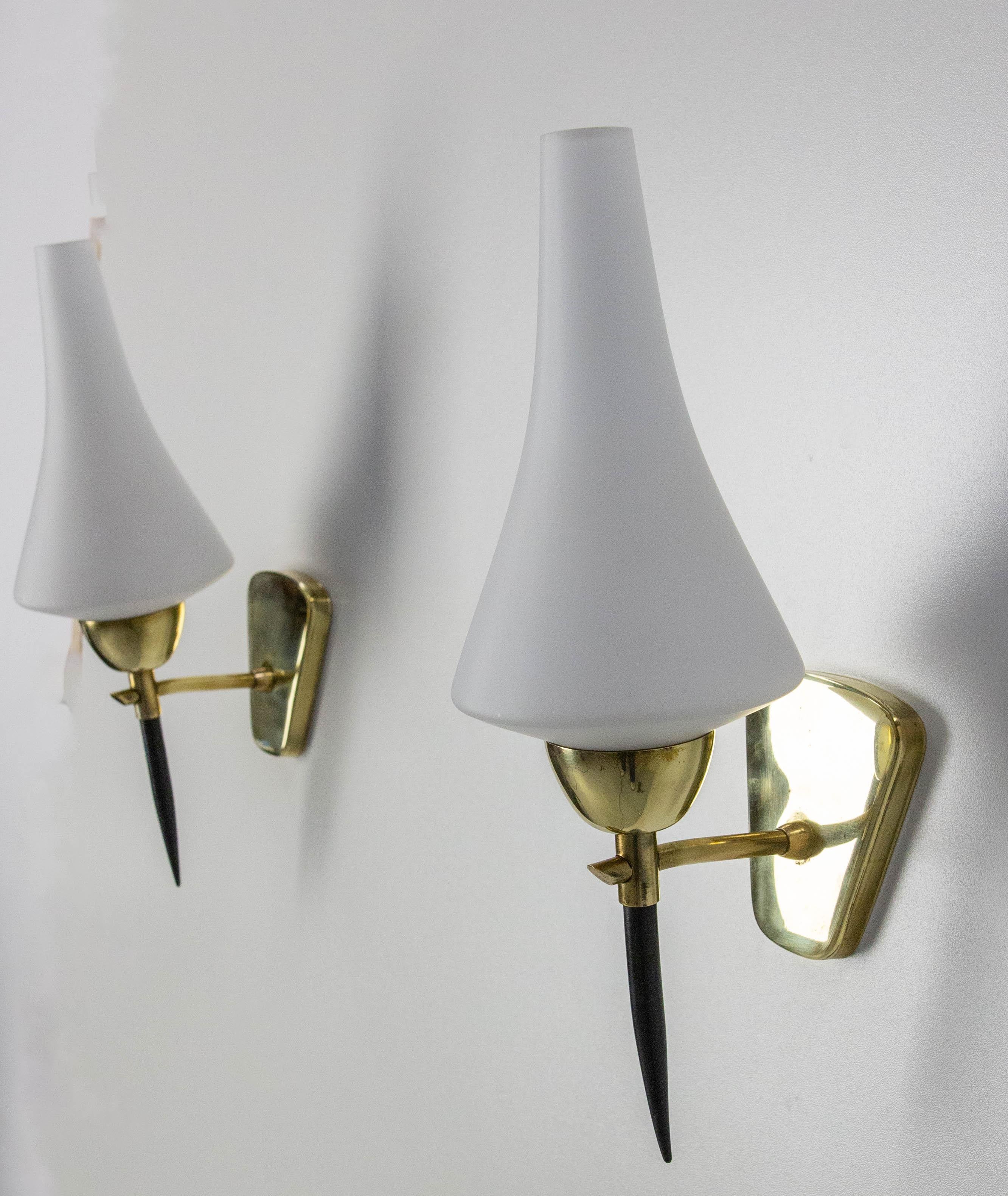 Paar Wandleuchter Weißes Glas Schwarz & Goldenes Chrom, um 1950, Arlus Frankreich im Angebot 1