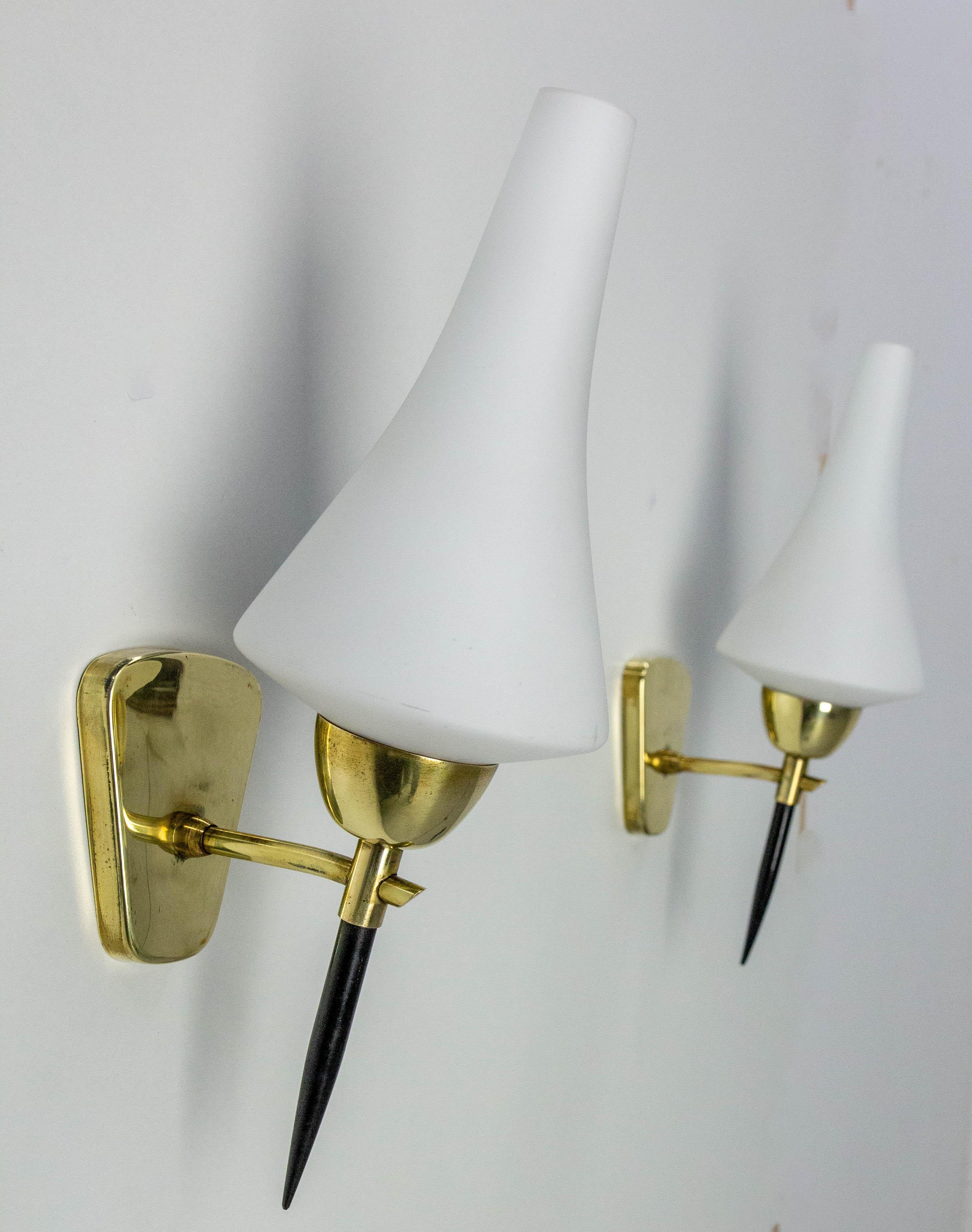 Paar Wandleuchter Weißes Glas Schwarz & Goldenes Chrom, um 1950, Arlus Frankreich im Angebot 2