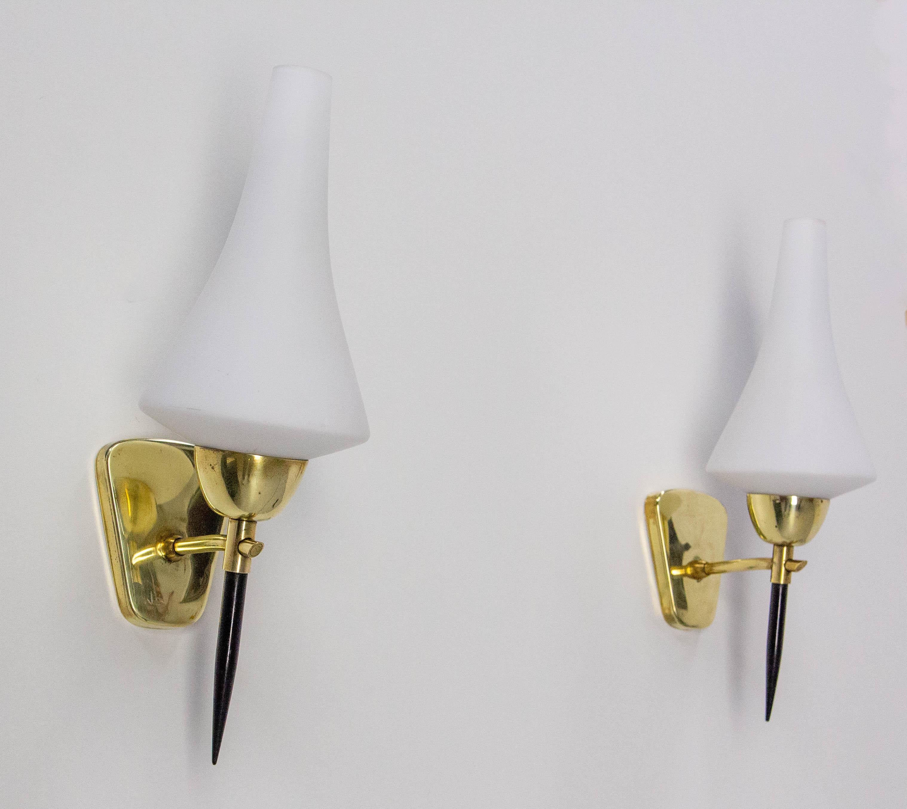 Paar Wandleuchter Weißes Glas Schwarz & Goldenes Chrom, um 1950, Arlus Frankreich im Angebot 3
