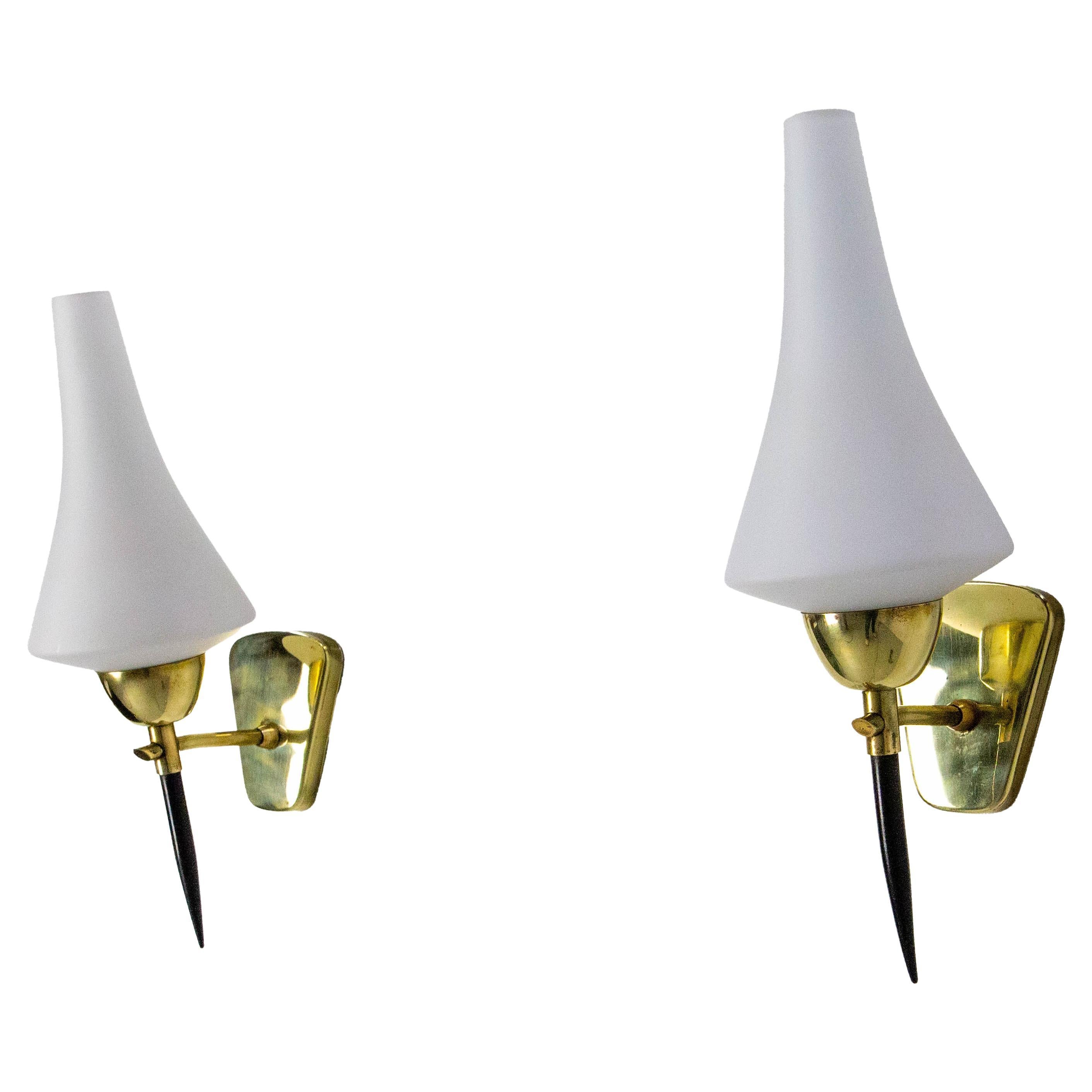 Paire d
appliques en verre blanc, noir et chrome doré, circa 1950, Arlus France