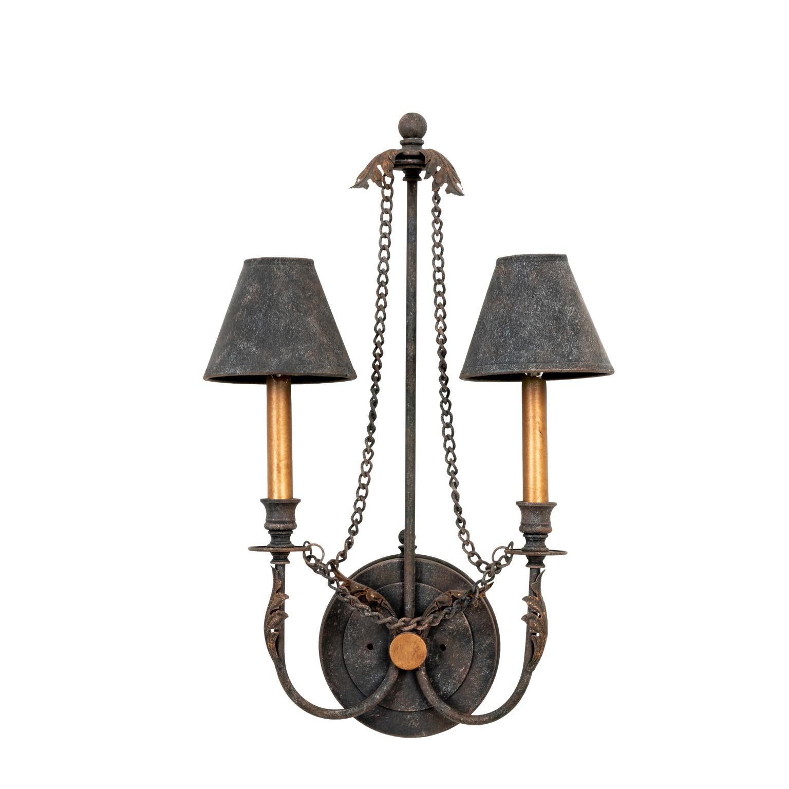 Coppia di lampade con catene drappeggiate in vendita 4