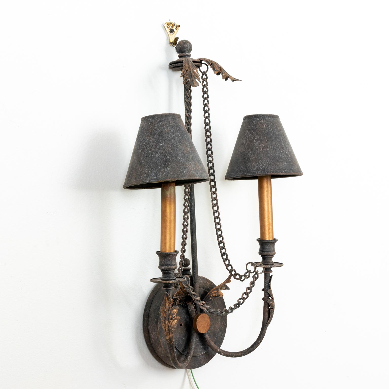 Coppia di lampade con catene drappeggiate in vendita 3
