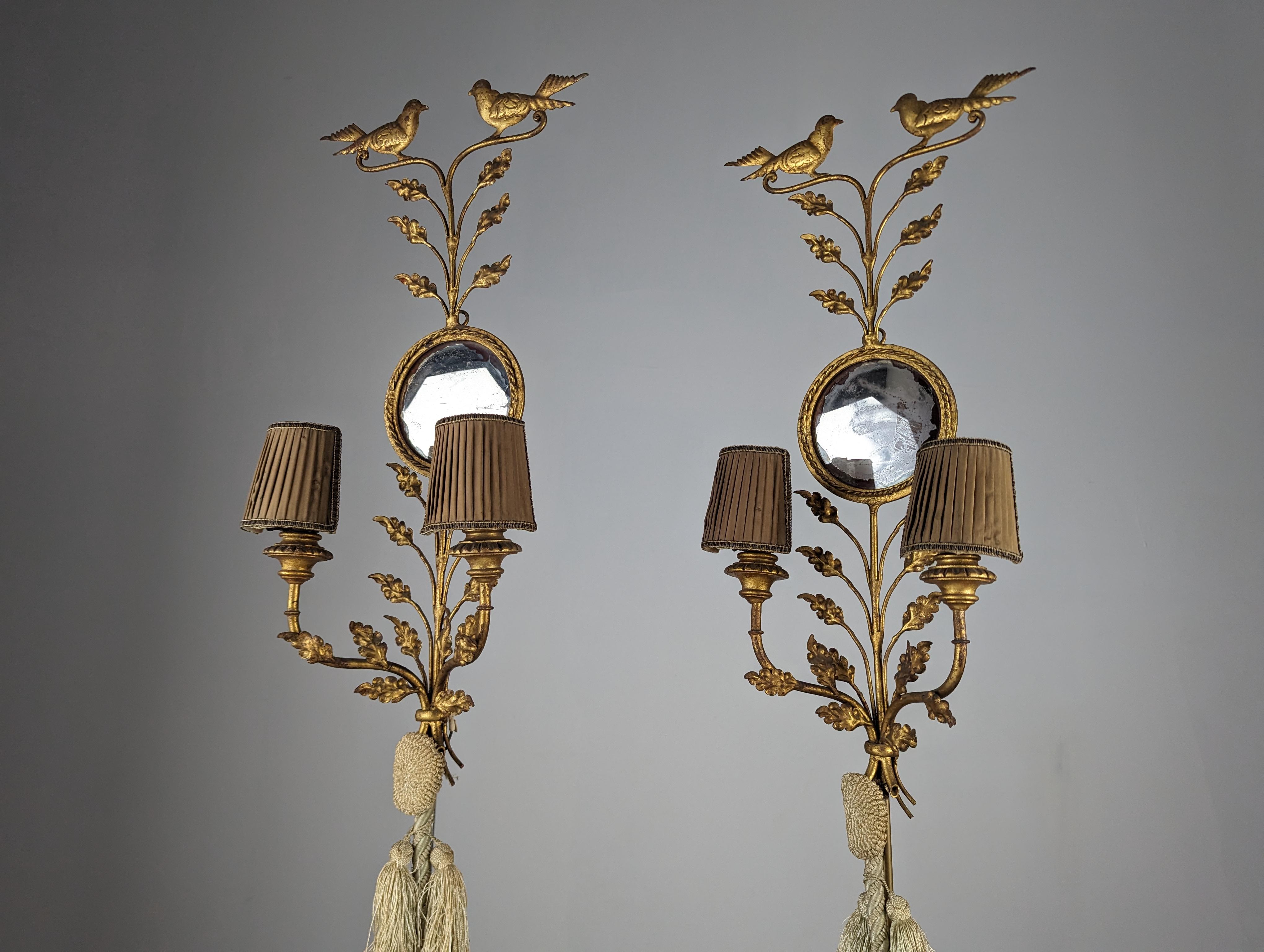 Paar Wandleuchter mit Spiegel zwischen Vögeln und Eichenblättern 5