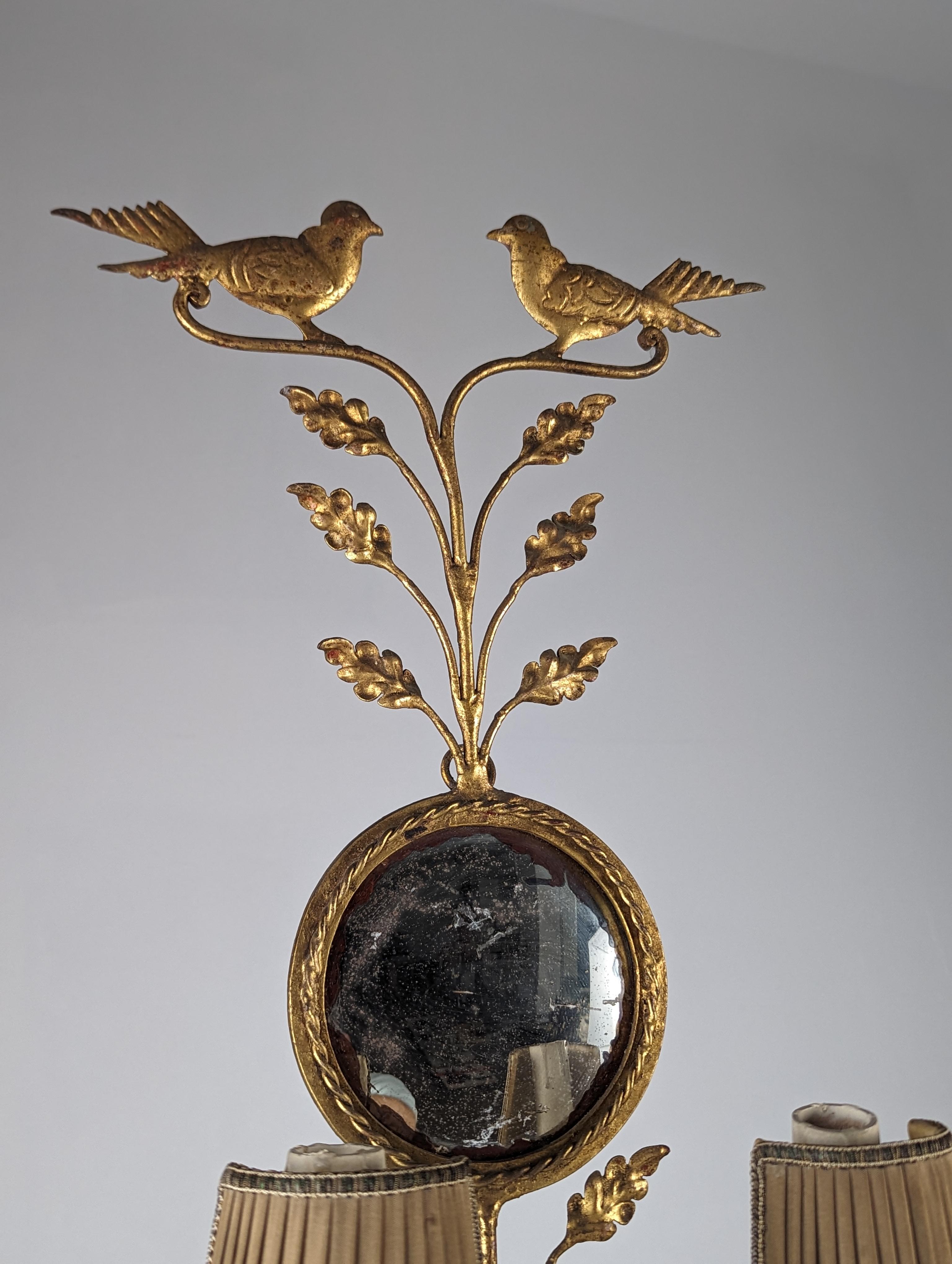 Paar Wandleuchter mit Spiegel zwischen Vögeln und Eichenblättern (Europäisch)