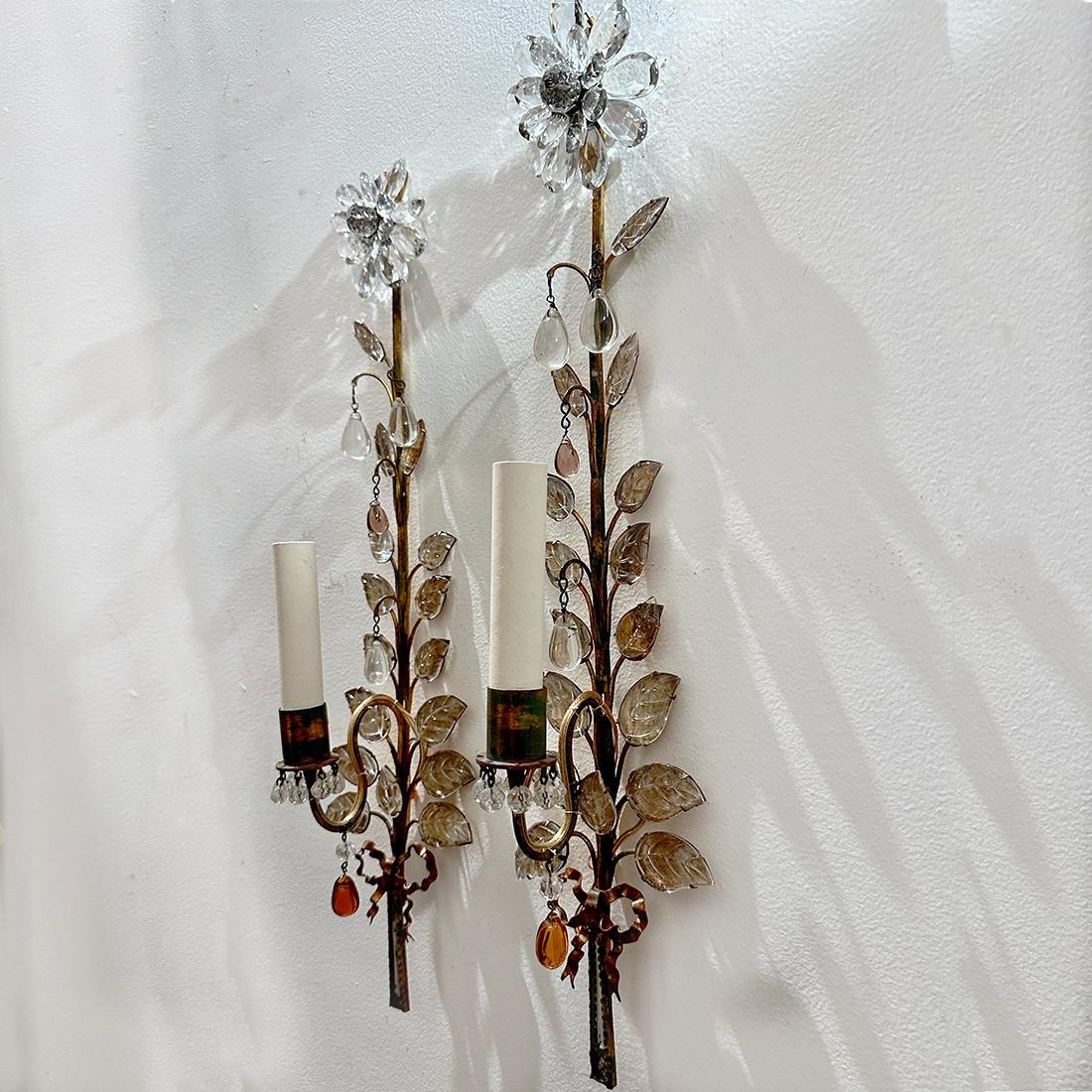 Pareja de apliques italianos de 1920 esmaltados y dorados con hojas de cristal moldeado y flor de cristal.

Medidas:
Altura: 21
Anchura: 5.5
Profundidad: 5