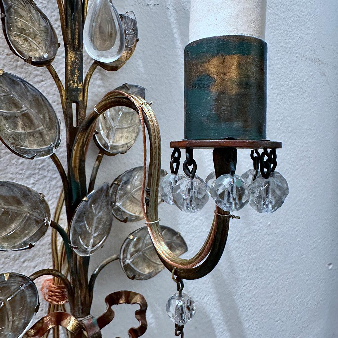 Pareja de Apliques con Hojas de Cristal Moldeado Dorado en venta