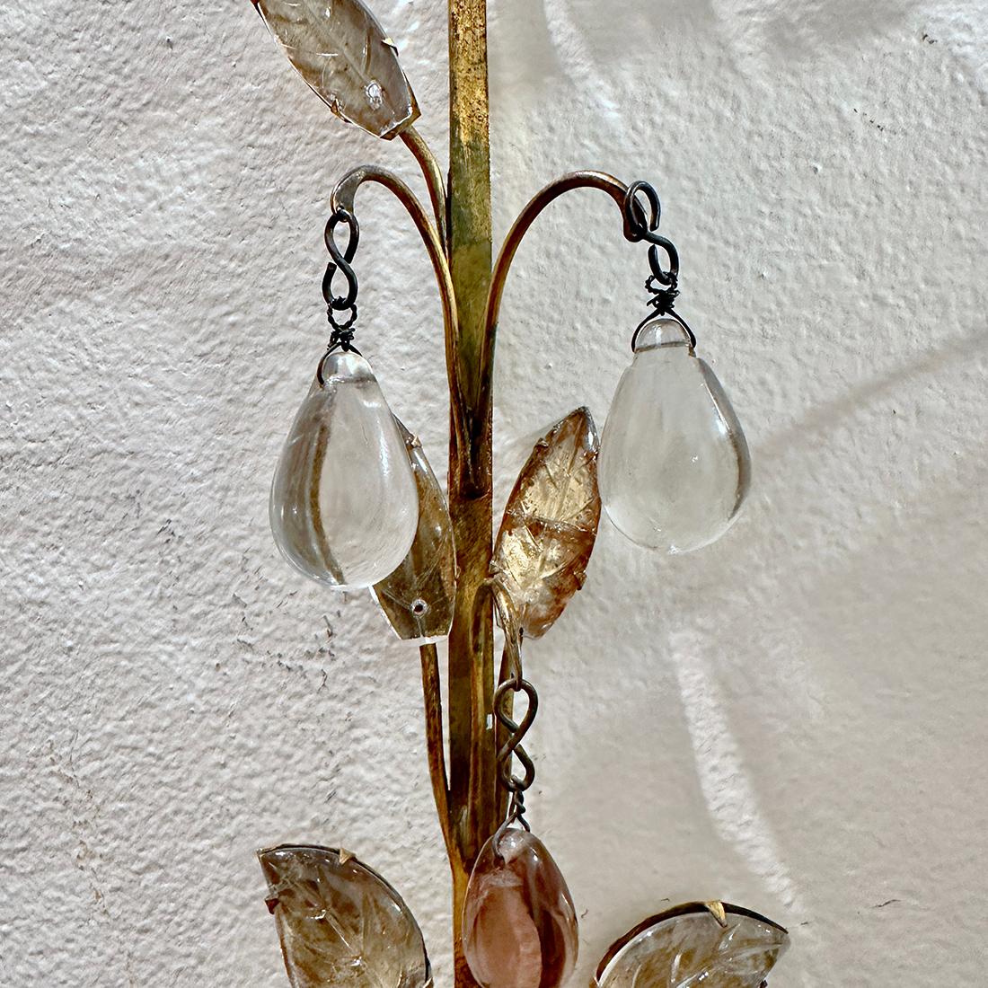 Pareja de Apliques con Hojas de Cristal Moldeado en Bueno estado para la venta en New York, NY