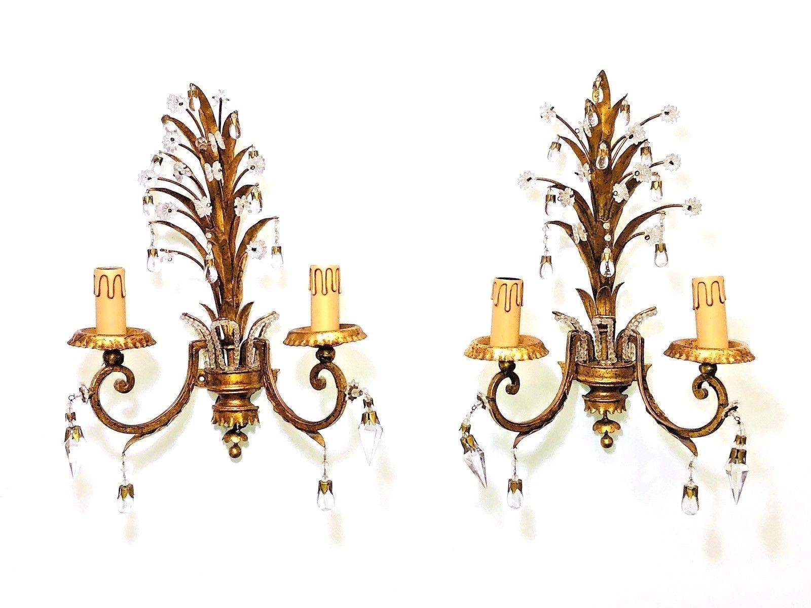 A pair Hollywood Regency midcentury gilt tole pineapple leaves sconces, each fixture requires two European E14 candelabra bulbs, each bulb up to 40 watts. The wall lights have a beautiful patina and gives each room a eclectic statement. Made of