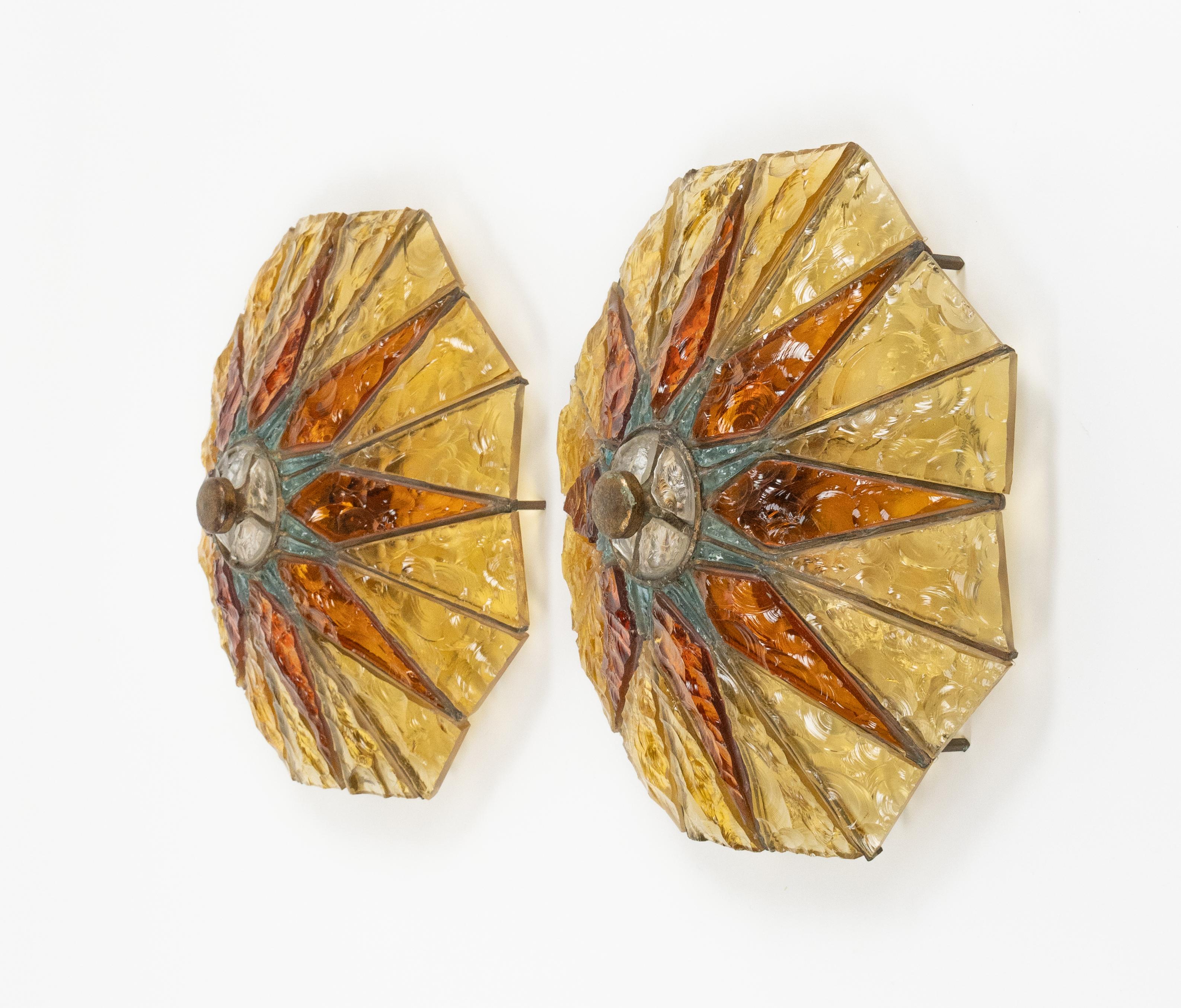 Coppia di grandi lampade da parete o da soffitto in ferro battuto dorato e vetro martellato multicolore prodotte da Poliarte.

Realizzato in Italia negli anni '70.

Ogni lampada è sostenuta da un pezzo centrale lavorato a mano che contiene 6