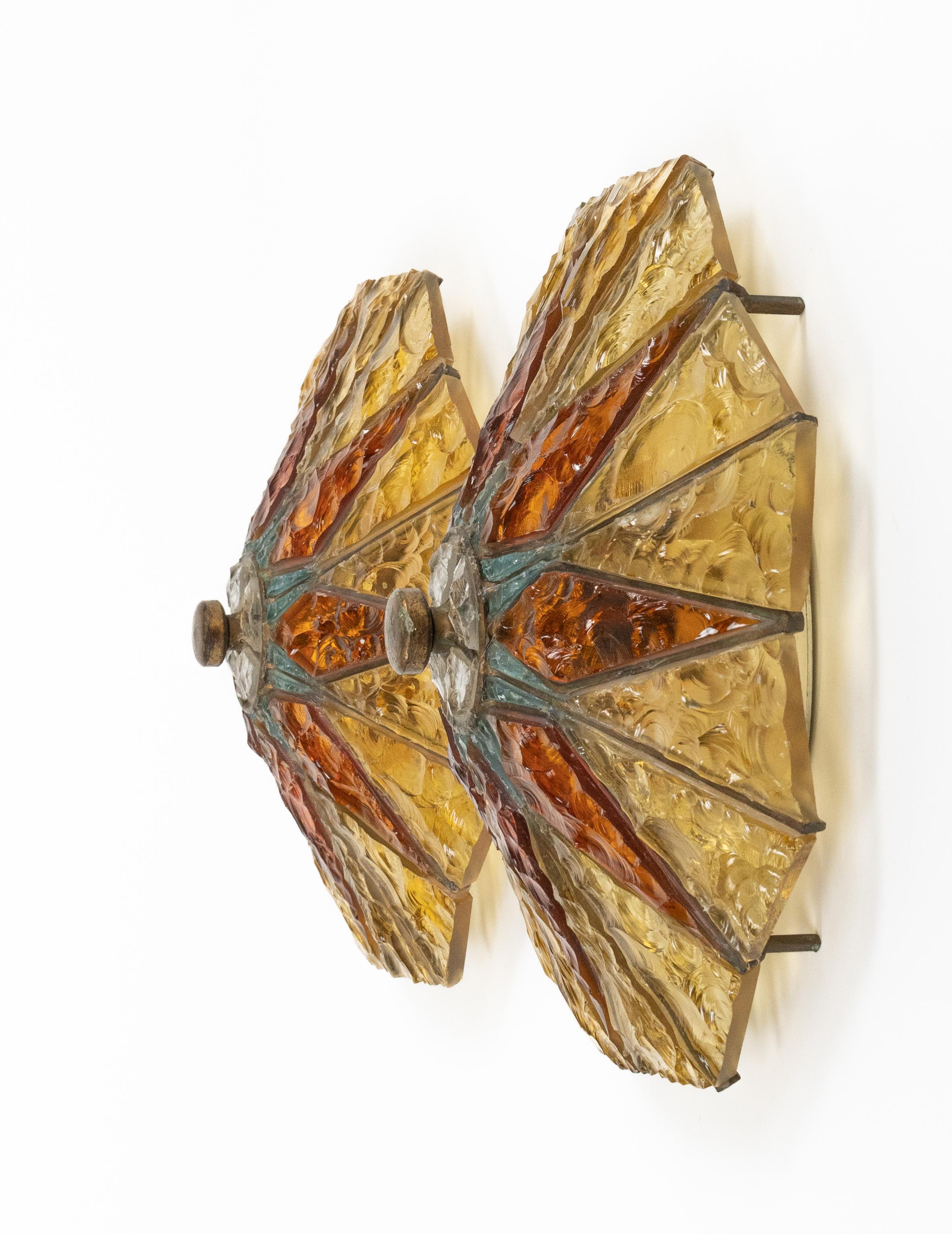 Mid-Century moderno Coppia di applique in ferro battuto e vetro martellato di Poliarte, Italia anni '70 in vendita