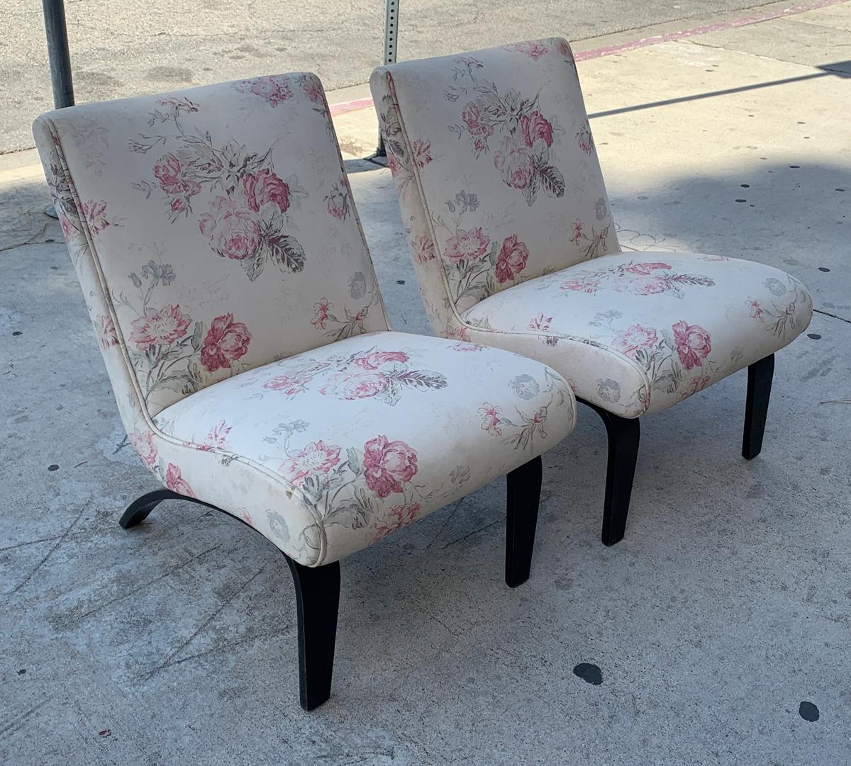 Beautiful pair of scoop chairs made in the USA and attributed to Milo Baughman.

The chairs have beautiful lines, bentwood legs and playful seats with curved forms.

The chairs are upholstered in a floral fabric and they are comfortable and