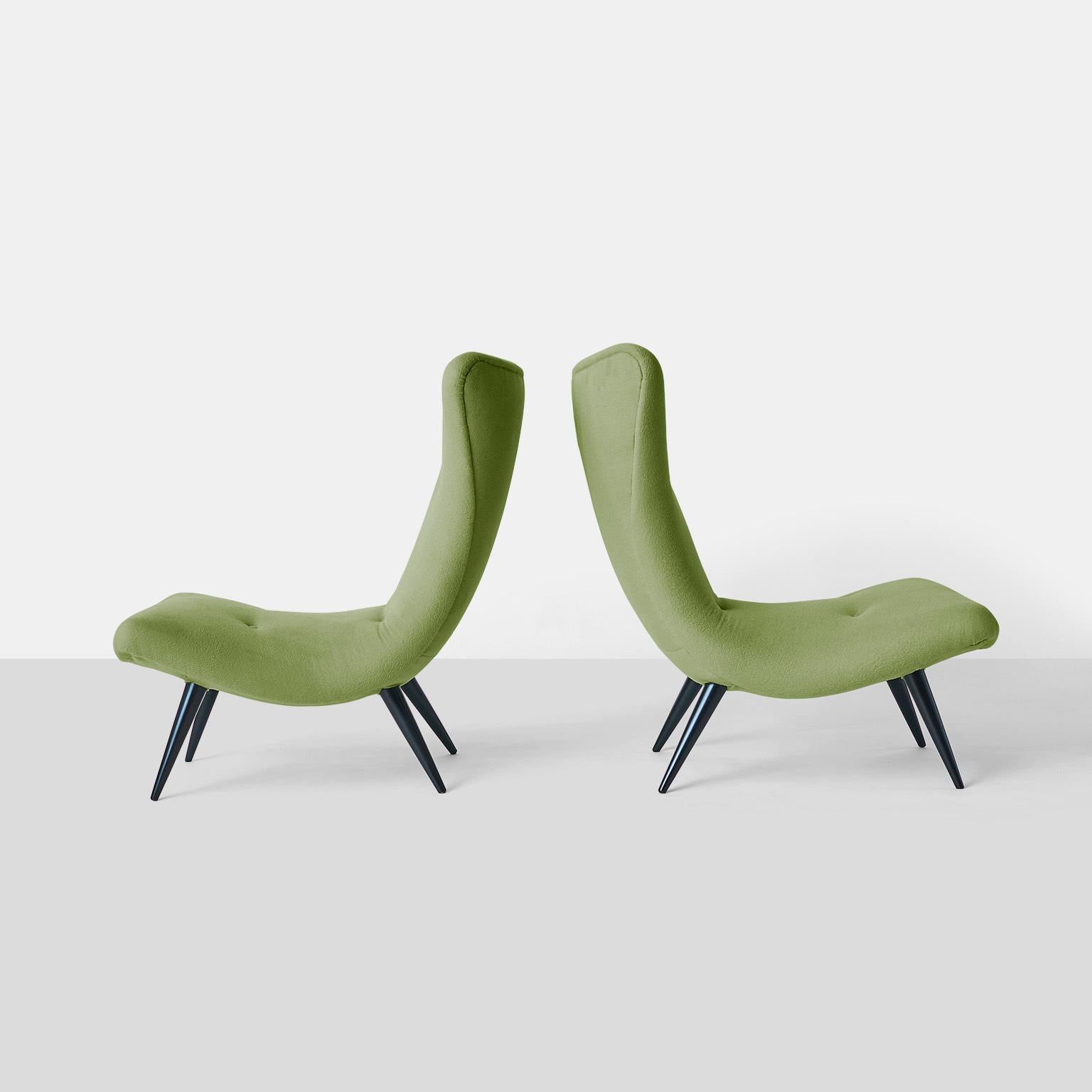 Pair of scoop chairs by Karpen
A pair of modern scoop chairs by The Karpen of California Company with ebonized stiletto legs. Completely restored in a luxurious Sandra Jordan Prima Alpaca fabric in color Cucumber.
USA, circa 1950s.