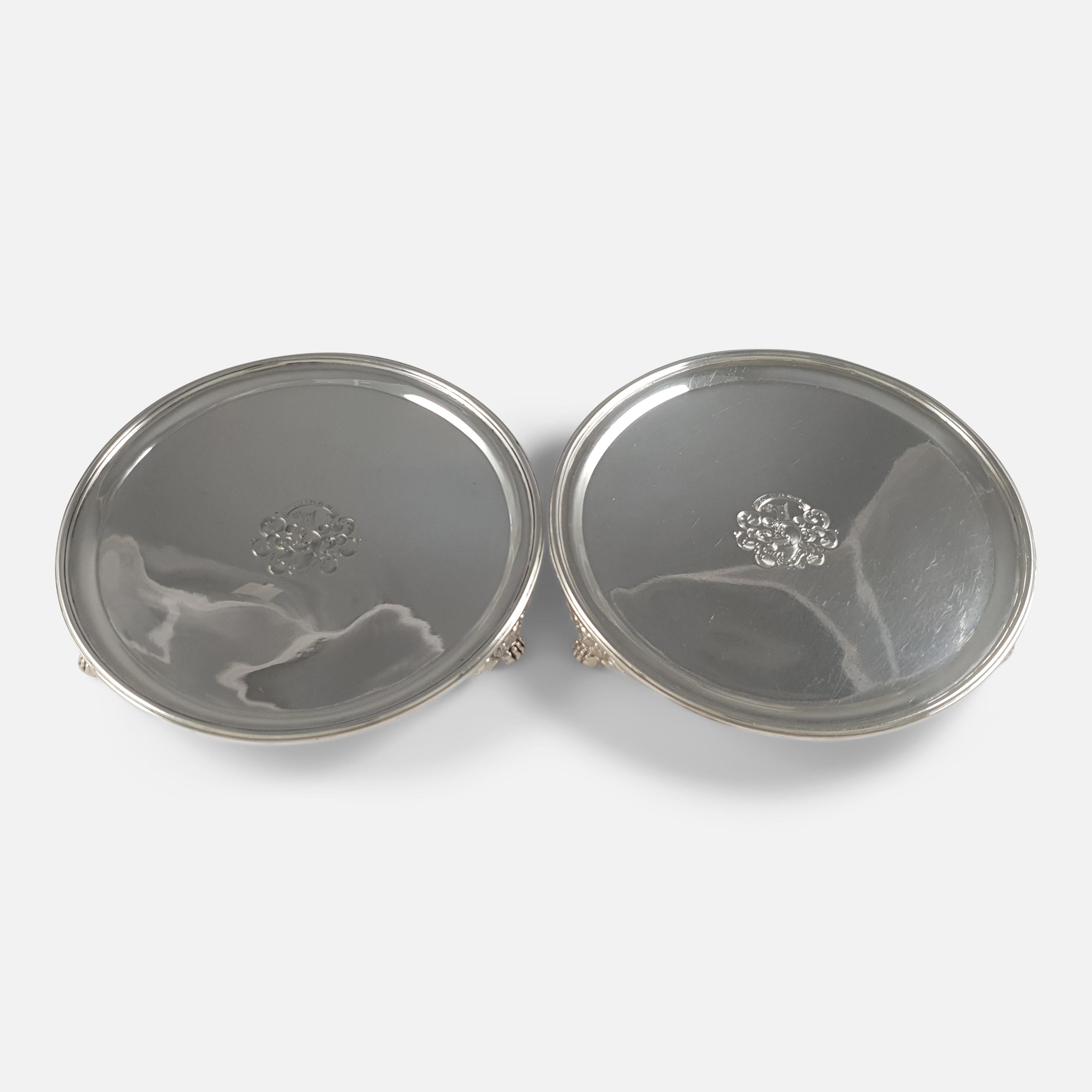 Pair of Scottish George III Silver Salvers, Edinburgh 1818, McVicar Crest In Good Condition For Sale In Glasgow, GB