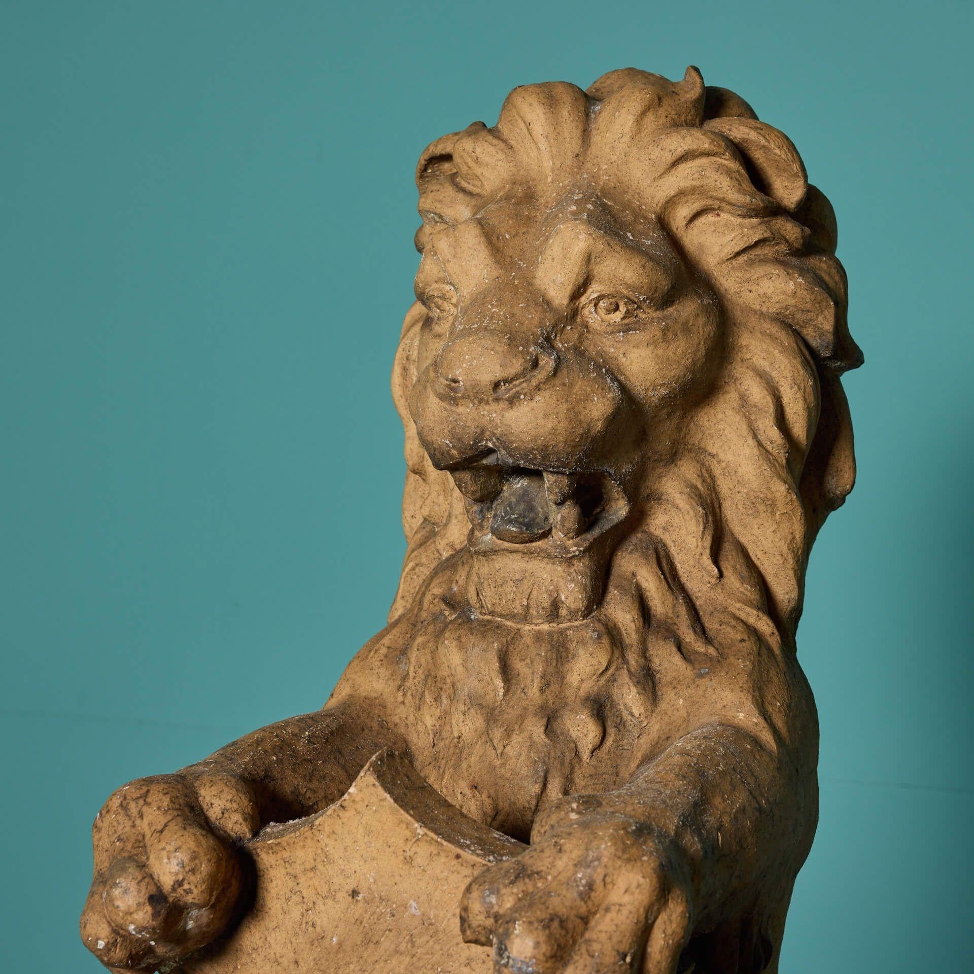 Paar schottischer Terrakotta-Löwen mit Schild im Angebot 1