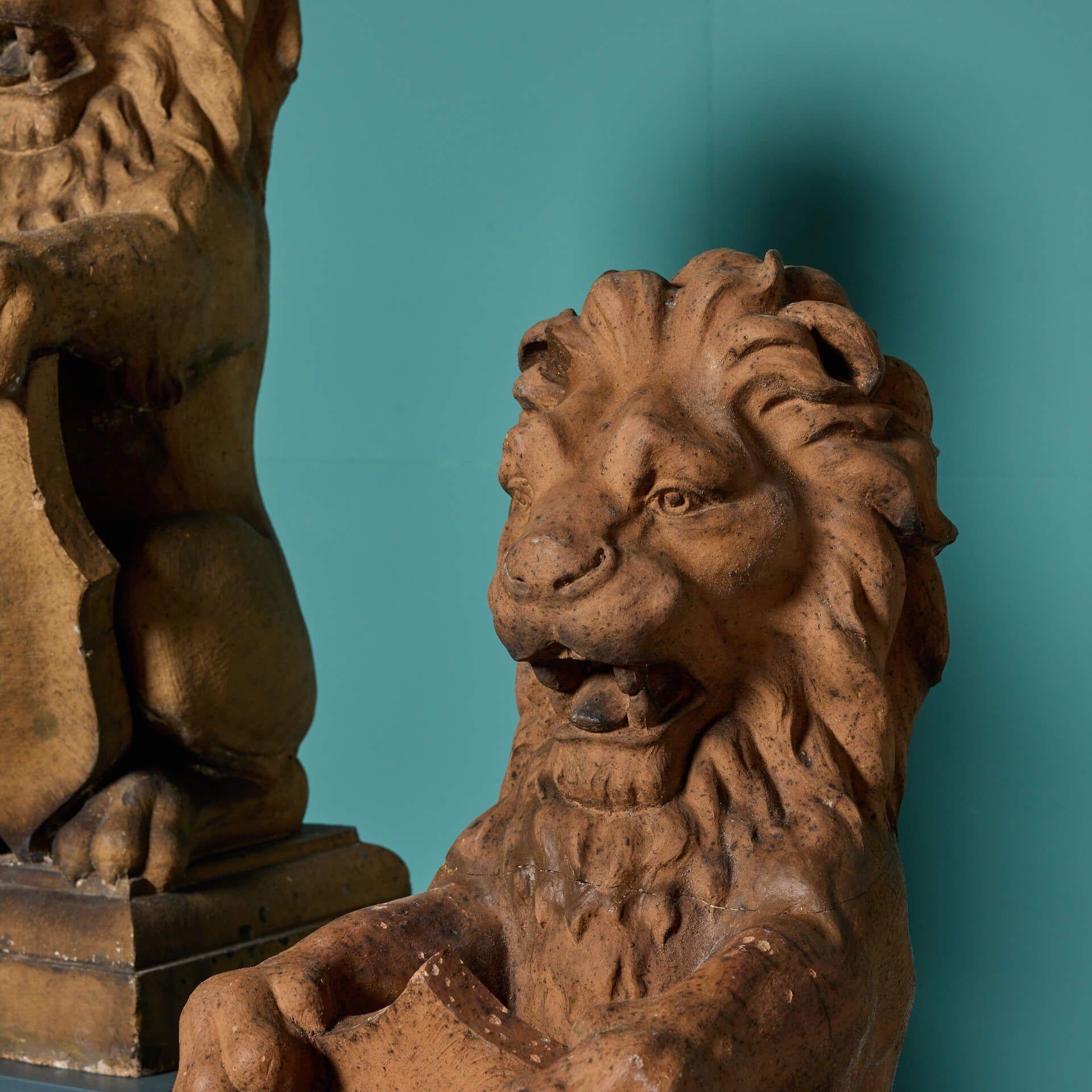 Paar schottischer Terrakotta-Löwen mit Schild im Angebot 2