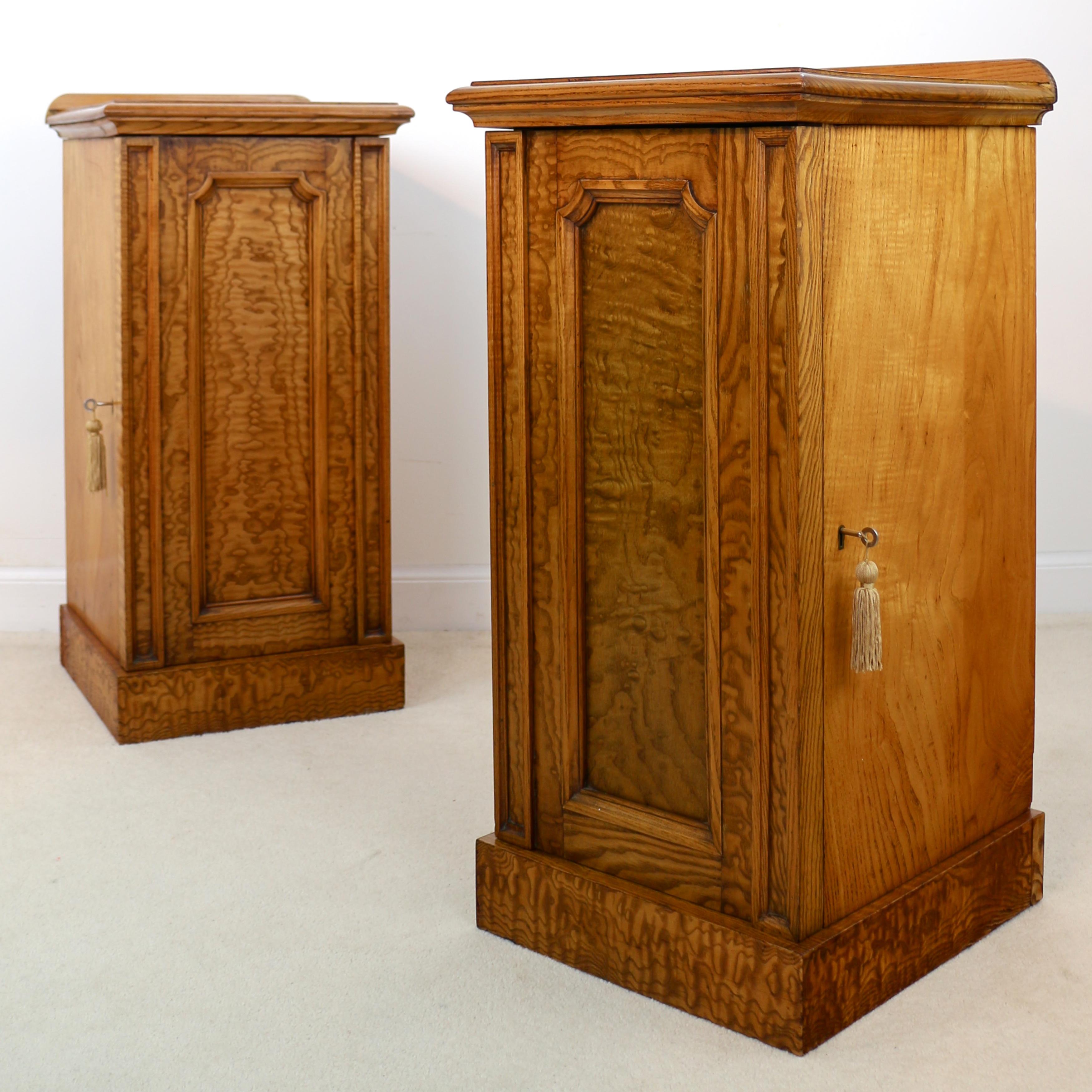 Pair of Scottish William IV Burr Elm Bedside Cabinets or Cupboards, circa 1830 9