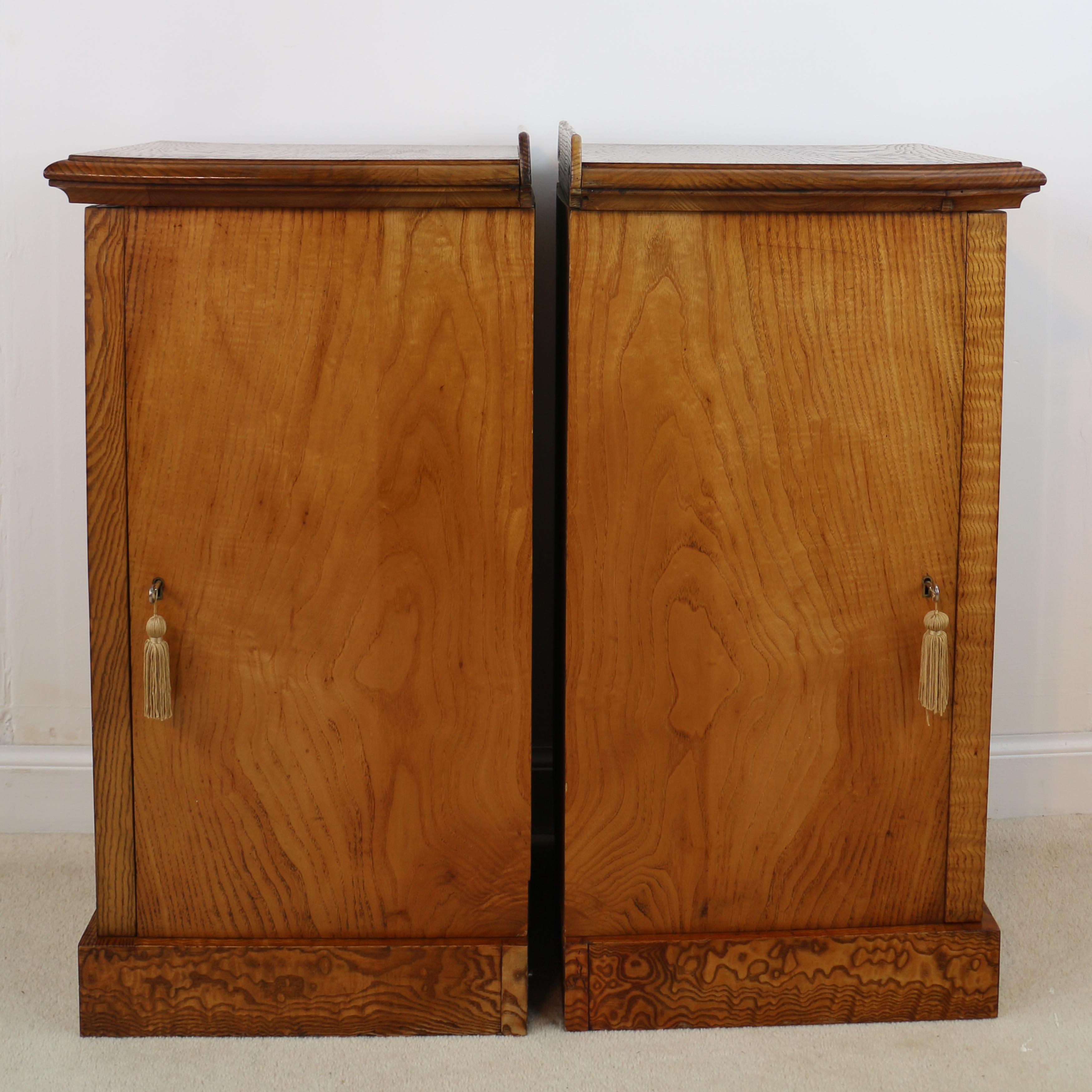 Pair of Scottish William IV Burr Elm Bedside Cabinets or Cupboards, circa 1830 10