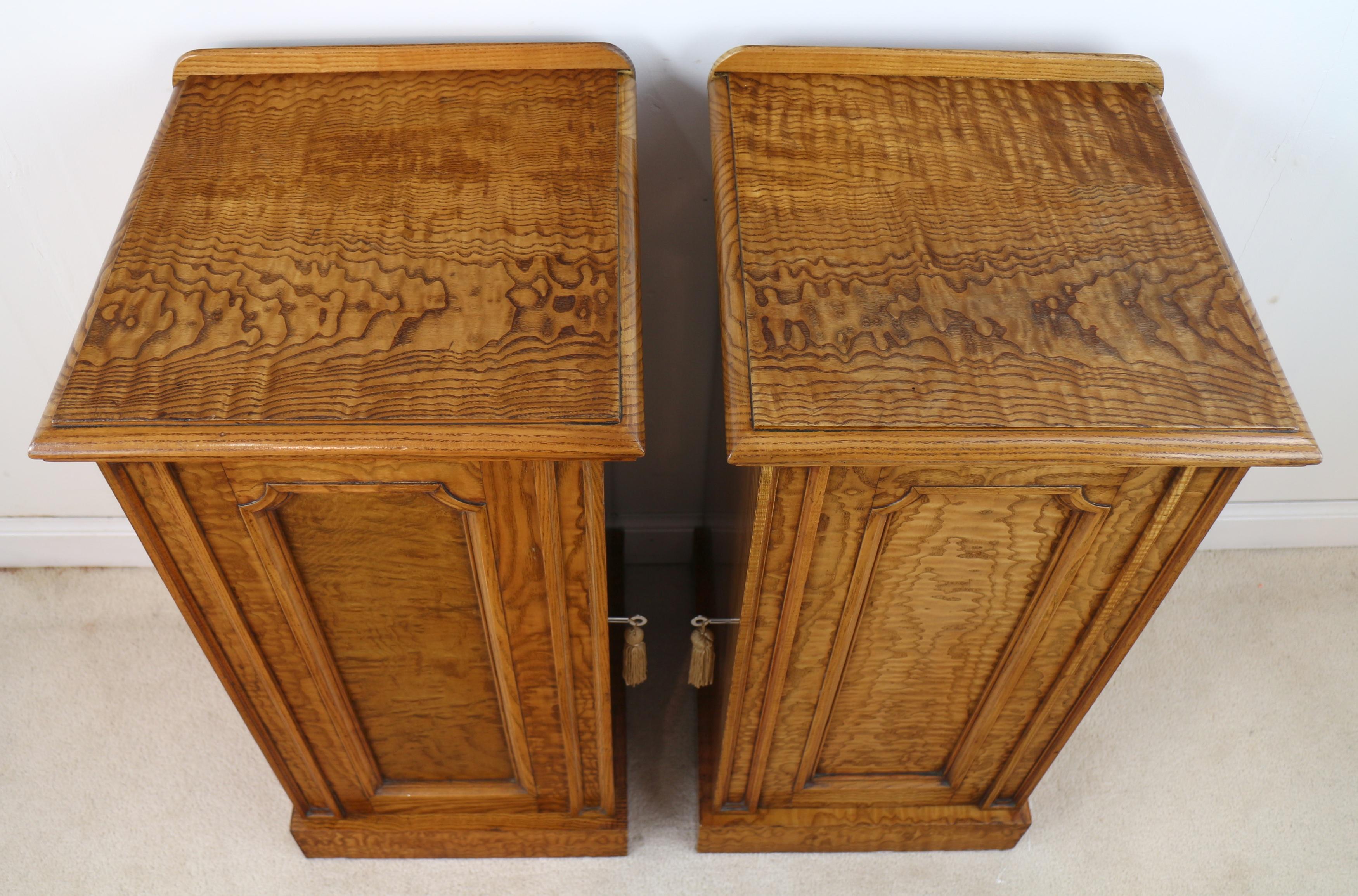 19th Century Pair of Scottish William IV Burr Elm Bedside Cabinets or Cupboards, circa 1830