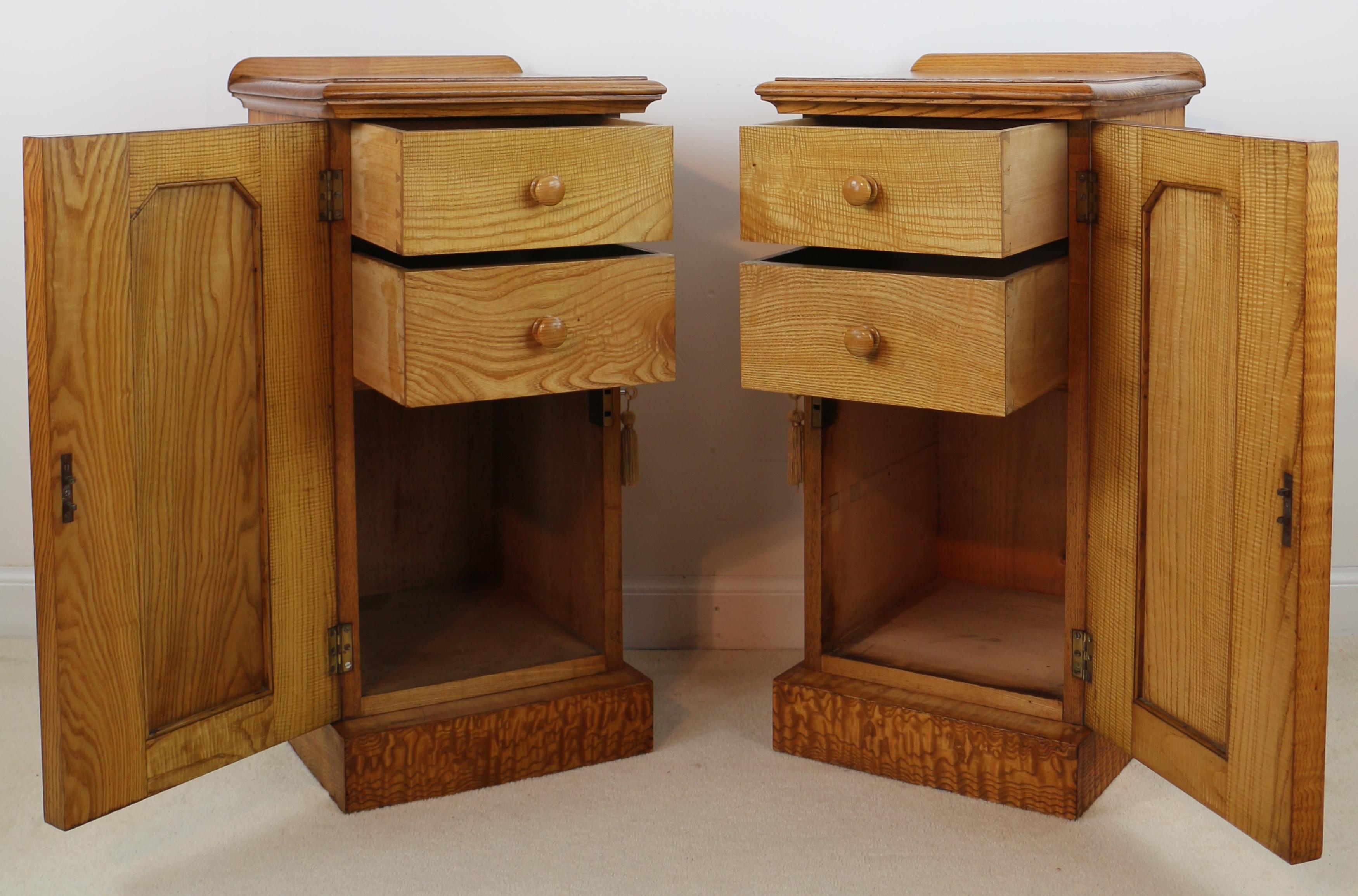 Pair of Scottish William IV Burr Elm Bedside Cabinets or Cupboards, circa 1830 4
