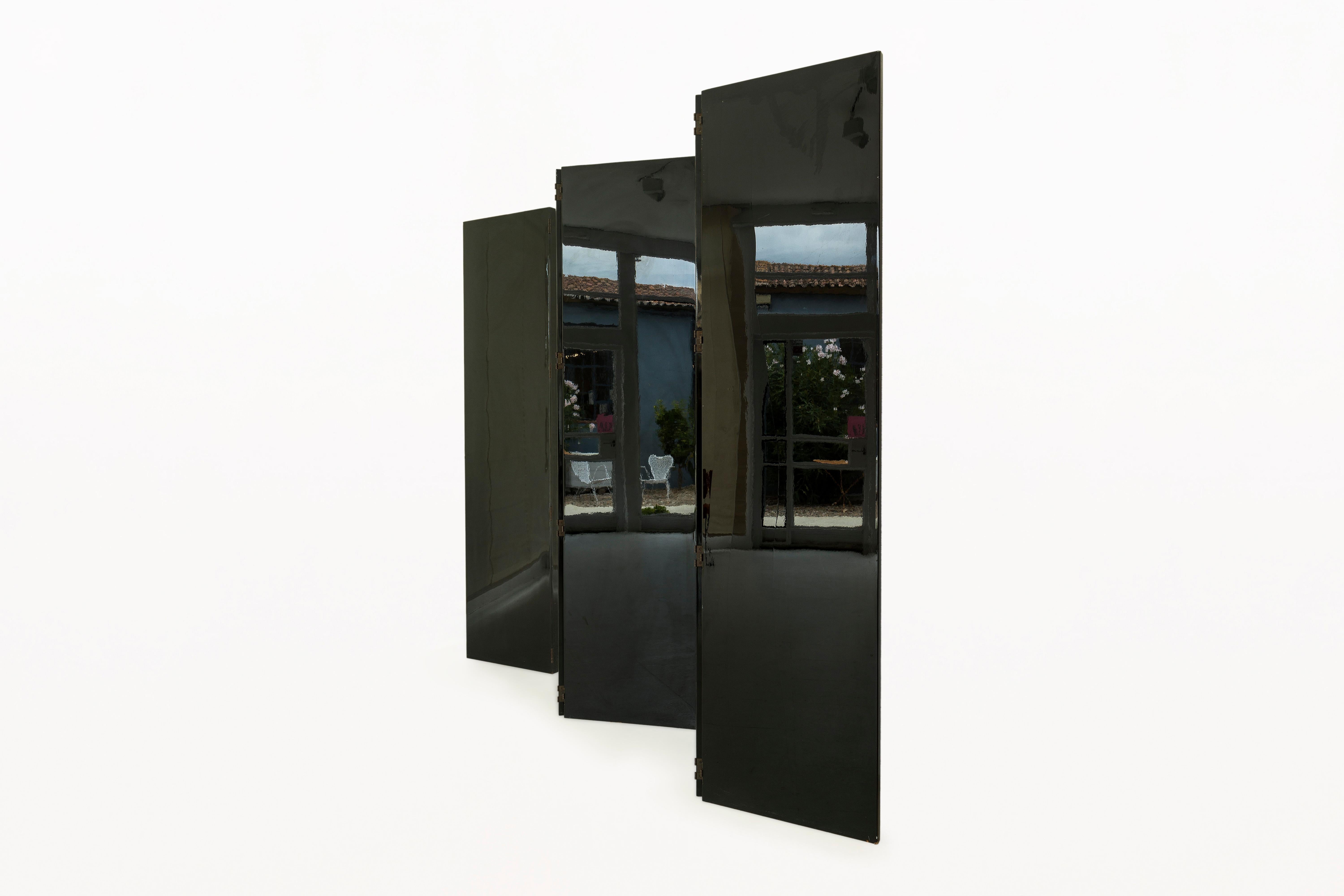 Pair of Screens.
Pair of black lacquered screens.
Beautiful example of Art Deco elegance
Each screen is made of 5 equal 19.5
