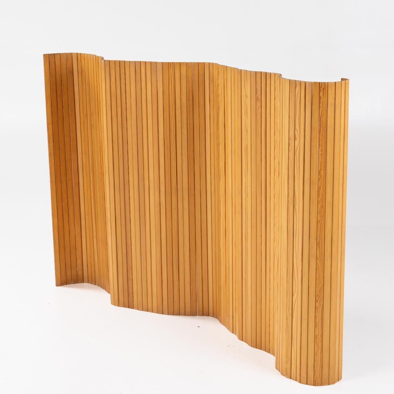 Aalto 100 - Pair of screens in patinated pine. Designed 1936. Alvar Aalto / Artek.