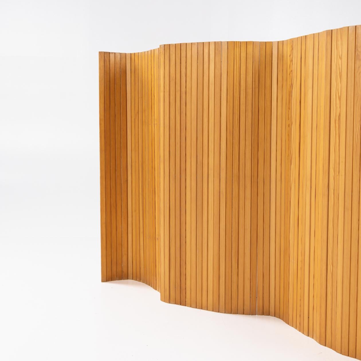 Scandinavian Modern Pair of screens in patinated pine by Alvar Aalto