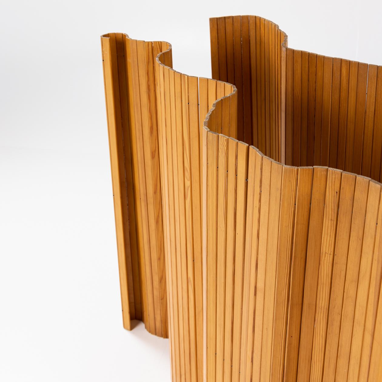 Pair of screens in patinated pine by Alvar Aalto In Good Condition In Copenhagen, DK