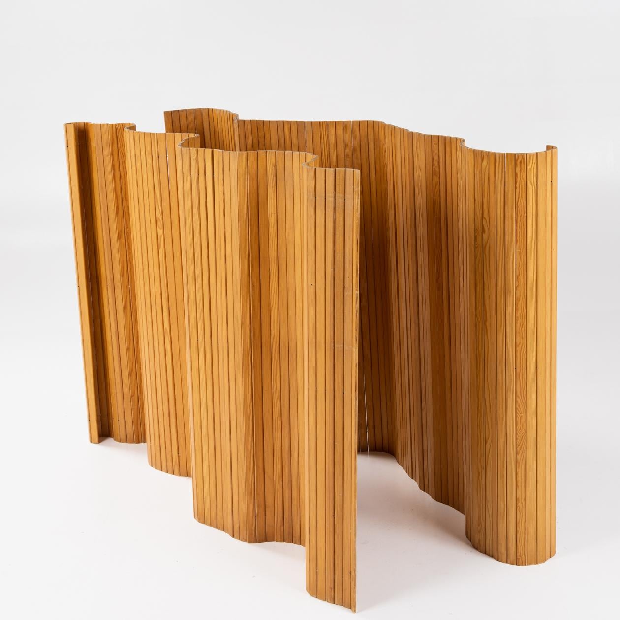 20th Century Pair of screens in patinated pine by Alvar Aalto