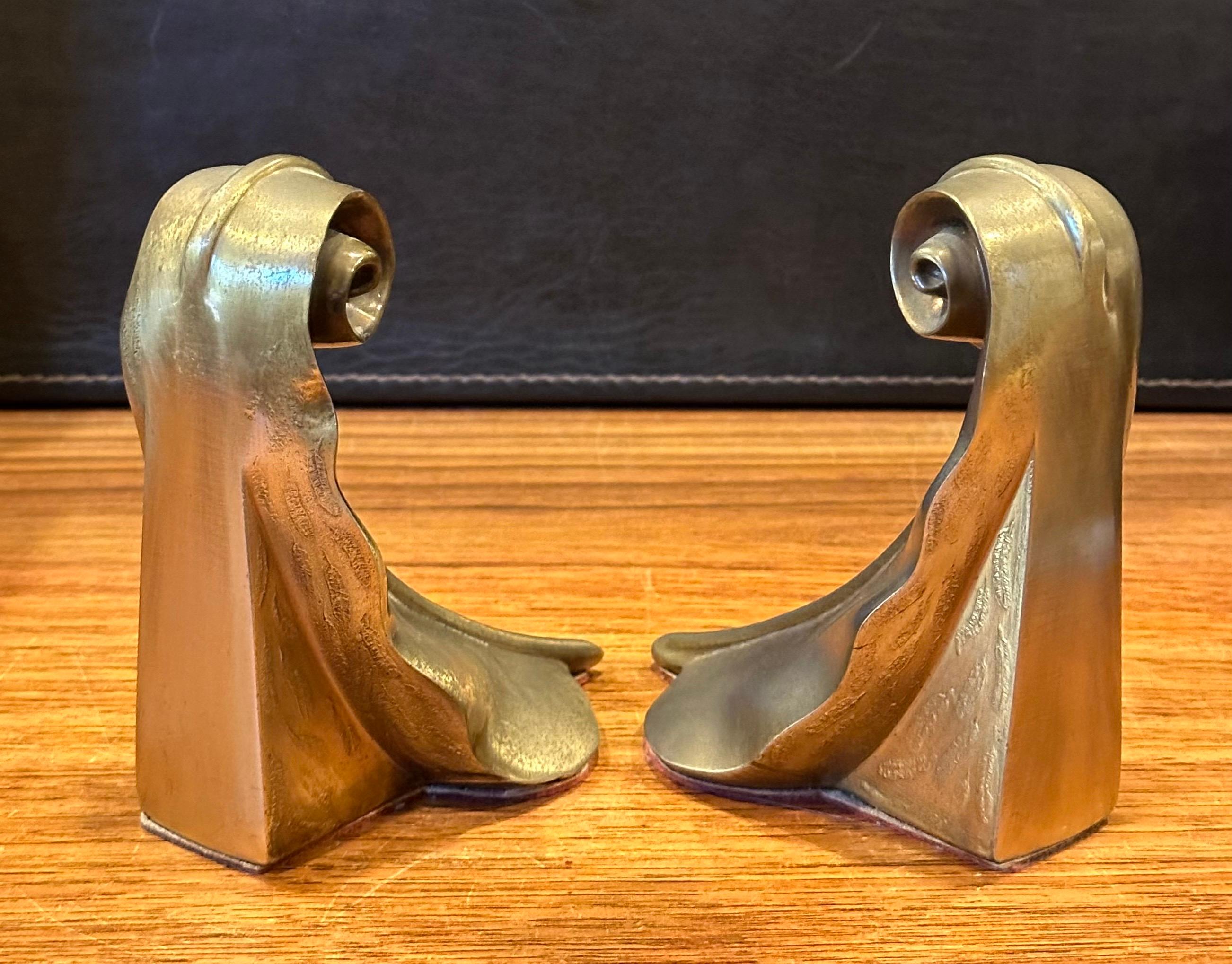 Coppia di reggilibri in ottone con foglie di pergamena di Craftsman in vendita 4