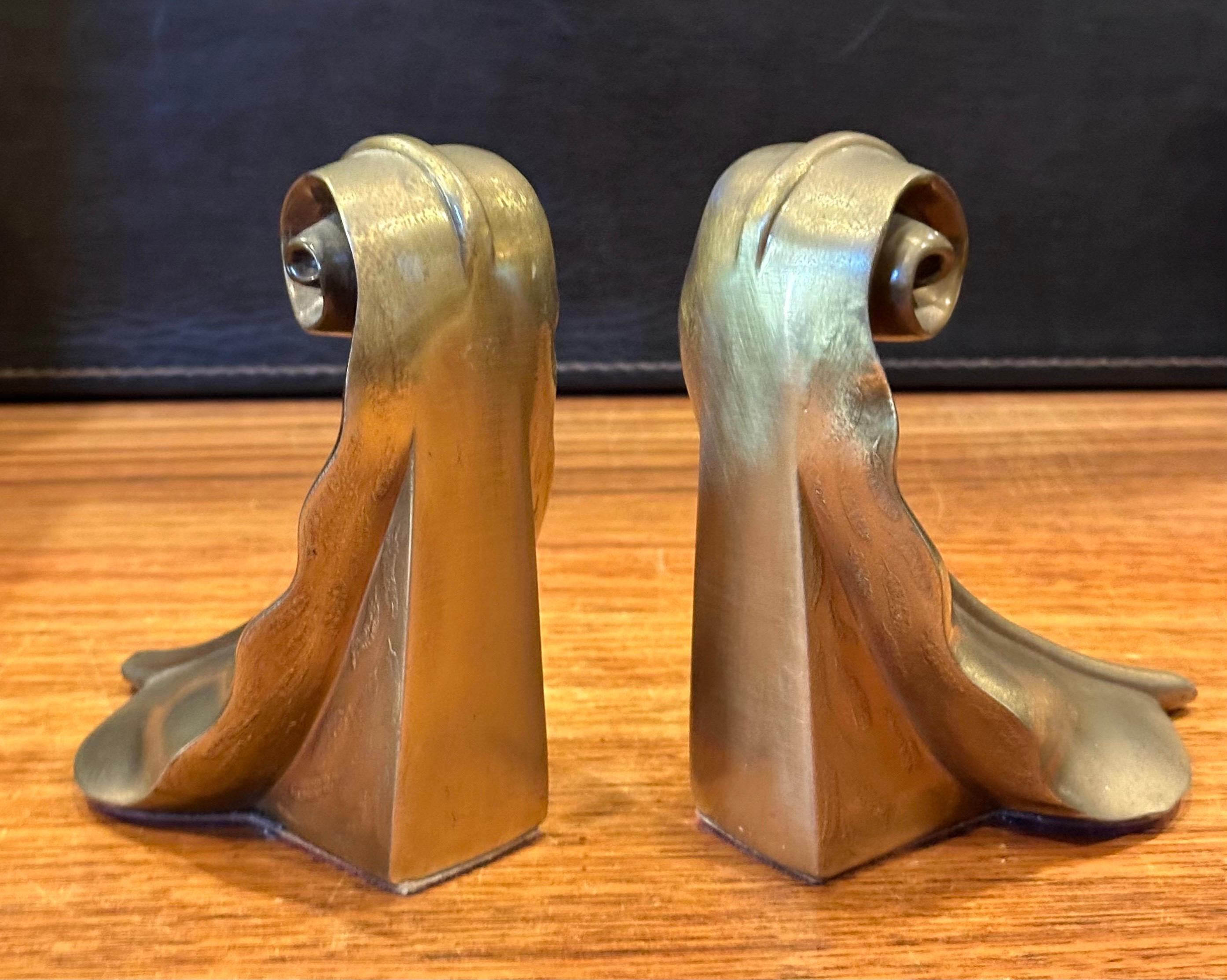 Coppia di reggilibri in ottone con foglie di pergamena di Craftsman in vendita 6