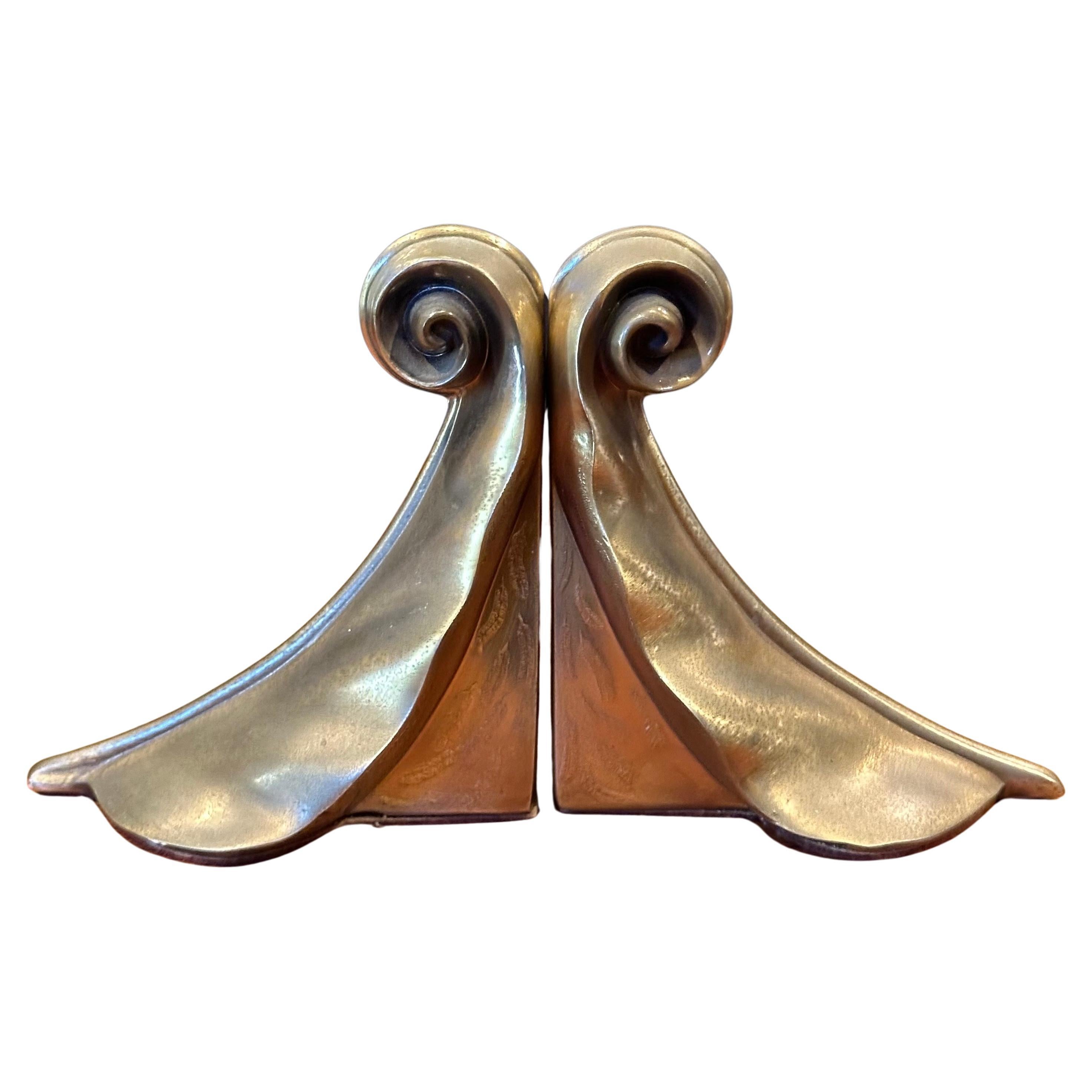 Coppia di fermalibri in ottone con foglie di voluta di P.M. I. Craftsman (Philadelphia Manufacturing Co.), circa anni '70.  Il set è in ottime condizioni vintage e misura 9,5