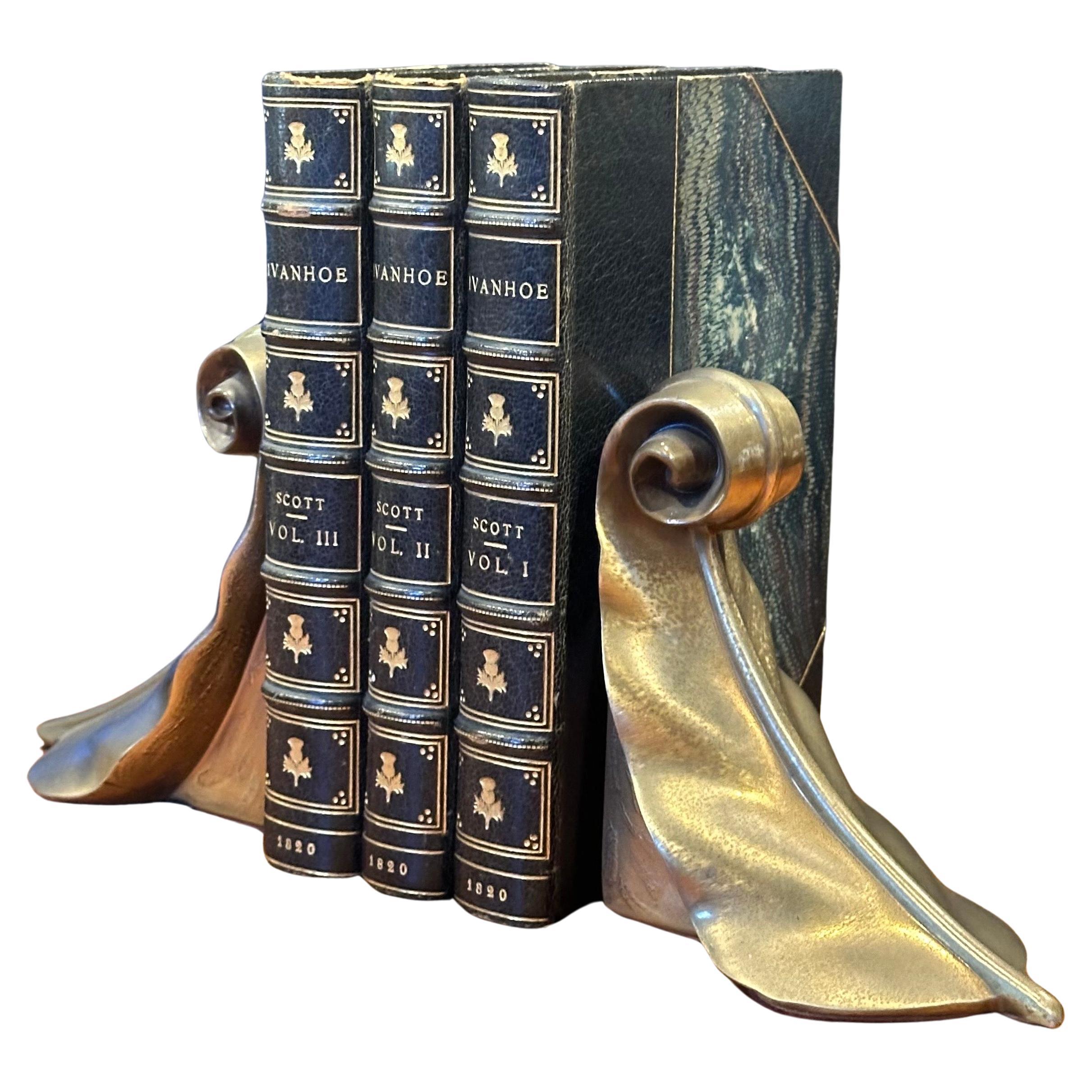 Coppia di reggilibri in ottone con foglie di pergamena di Craftsman In condizioni buone in vendita a San Diego, CA