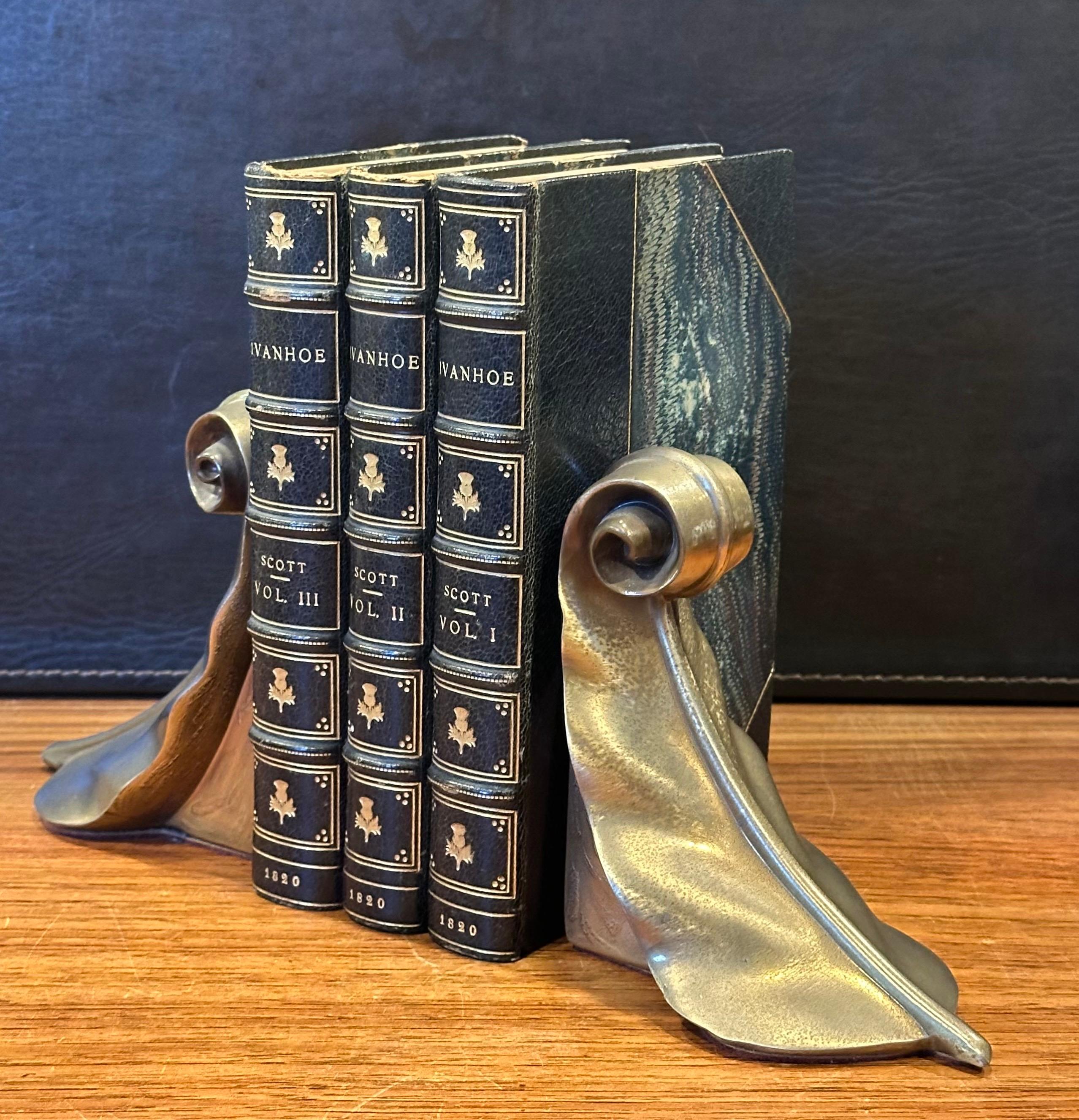 XX secolo Coppia di reggilibri in ottone con foglie di pergamena di Craftsman in vendita
