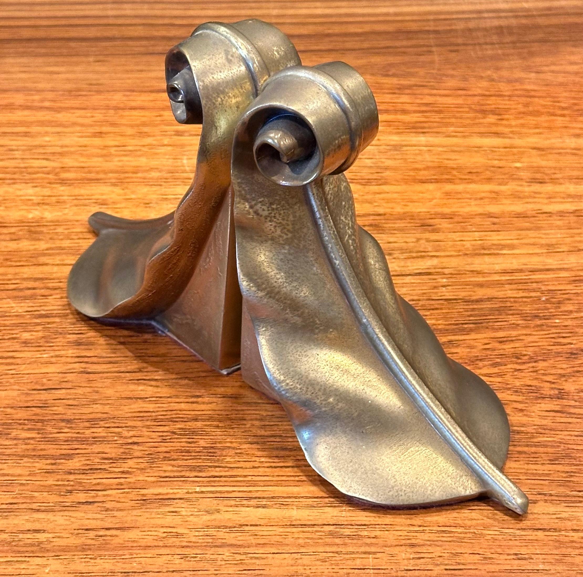 Coppia di reggilibri in ottone con foglie di pergamena di Craftsman in vendita 2