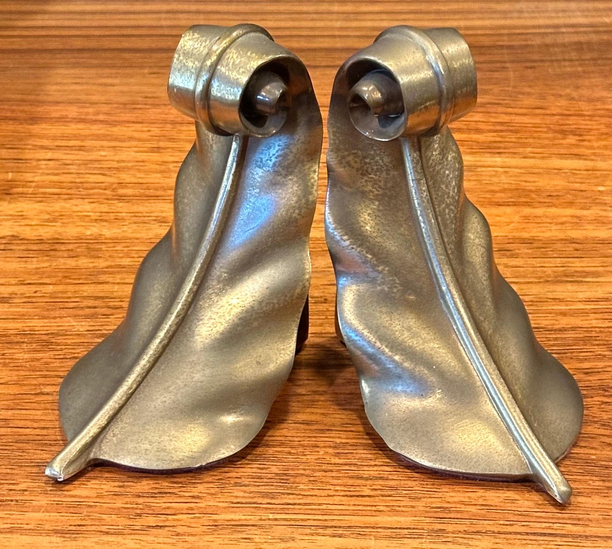 Coppia di reggilibri in ottone con foglie di pergamena di Craftsman in vendita 3