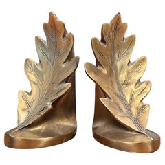 Pareja de sujetalibros de latón con hojas de pergamino de Philadelphia Manufacturing Company (PMC)