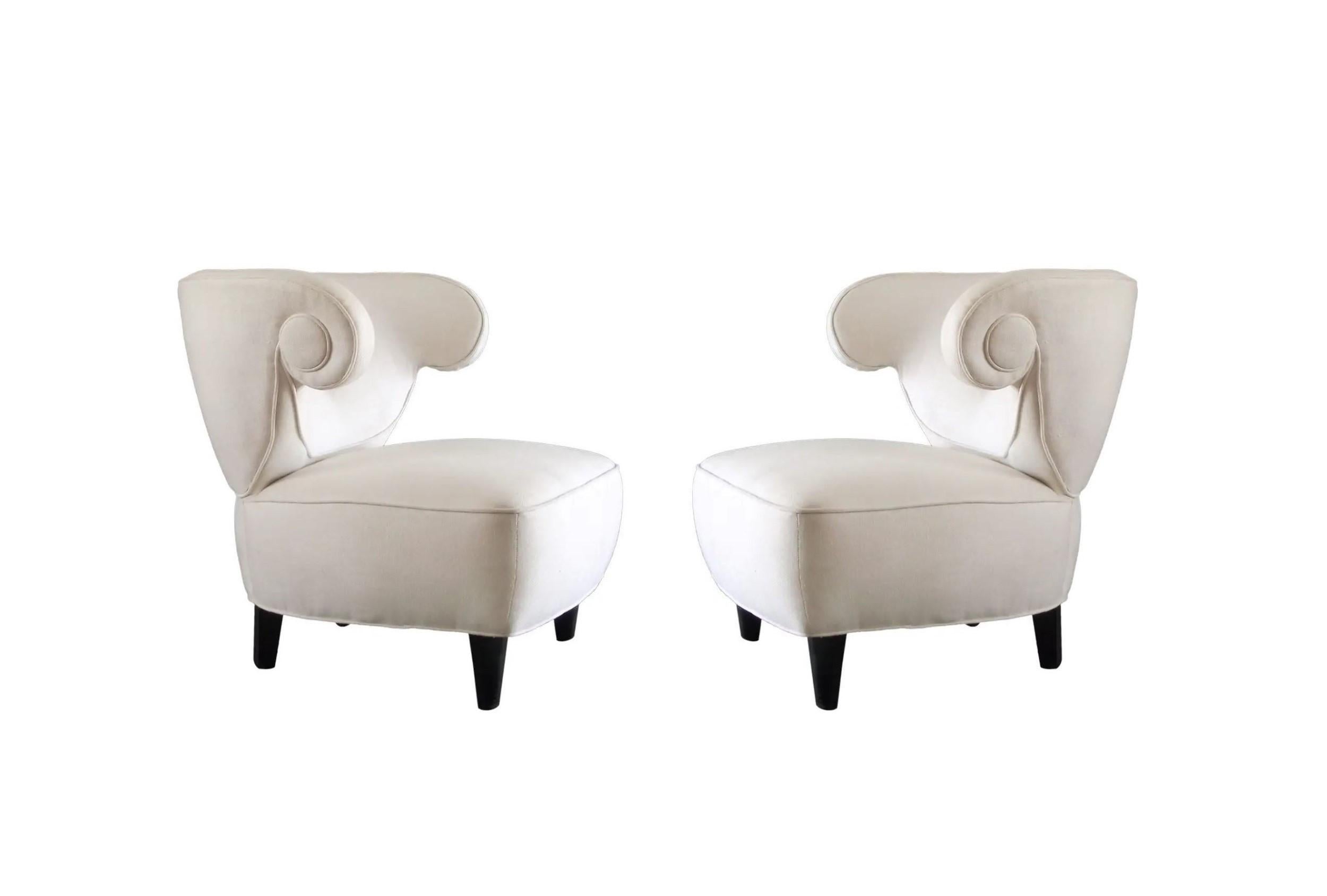 Paire de chaises pantoufles extrêmement spectaculaires conçues par Paul Laszlo, qui respirent sans aucun doute la fin de la période Art déco des années 1940. Généreusement proportionnée, chaque chaise incarne la définition même de l'opulence et de