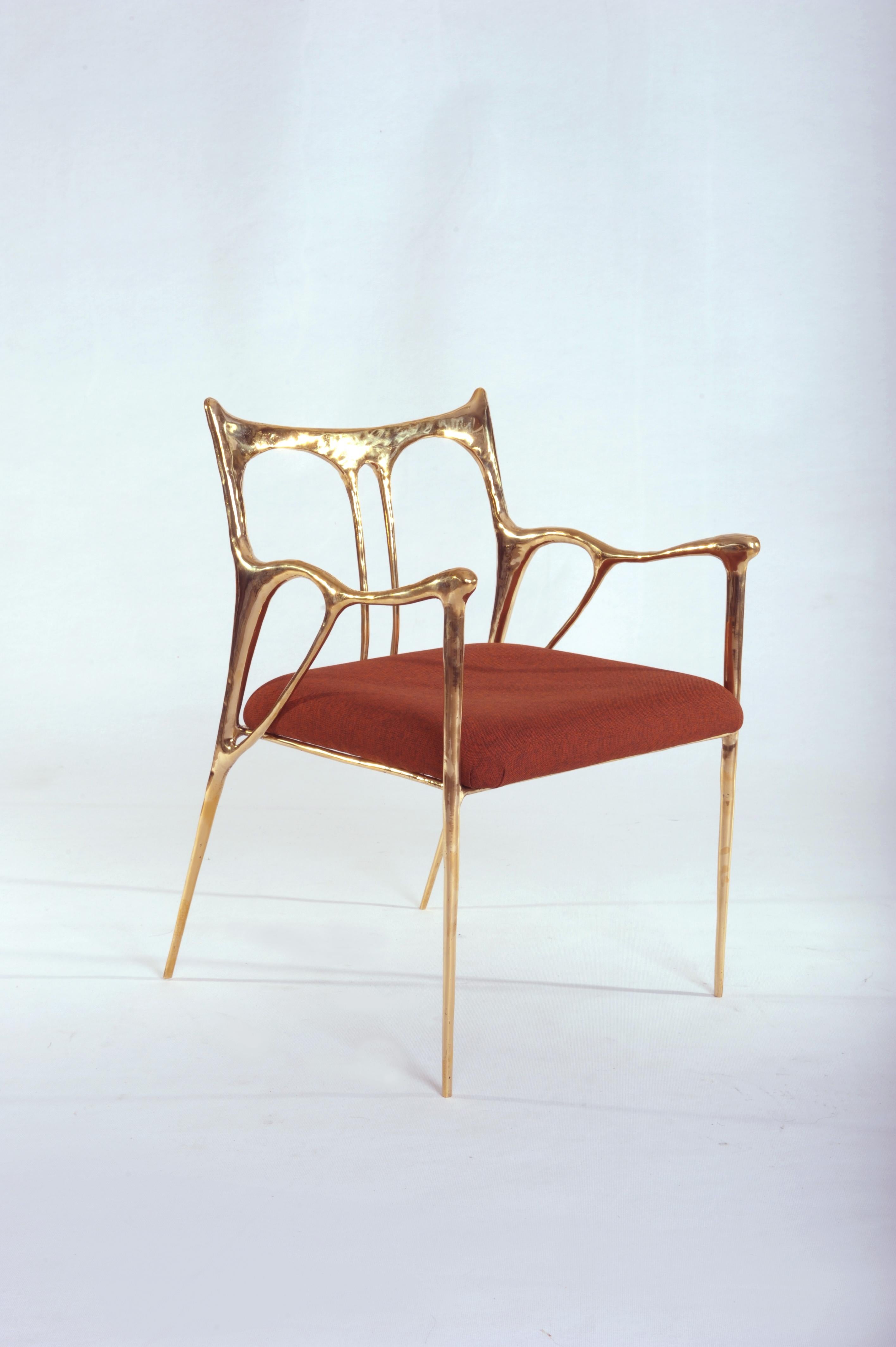Pair of sculpted brass chairs - Misaya
Dimensions: W 54 x L 58 x H 79 cm (seating: 63)
Hand-sculpted chairs.
 