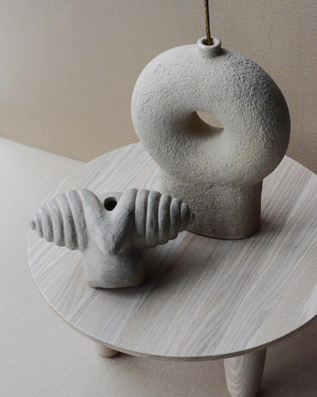 Skulpturale Keramikvase von FAINA, Paar im Angebot 3