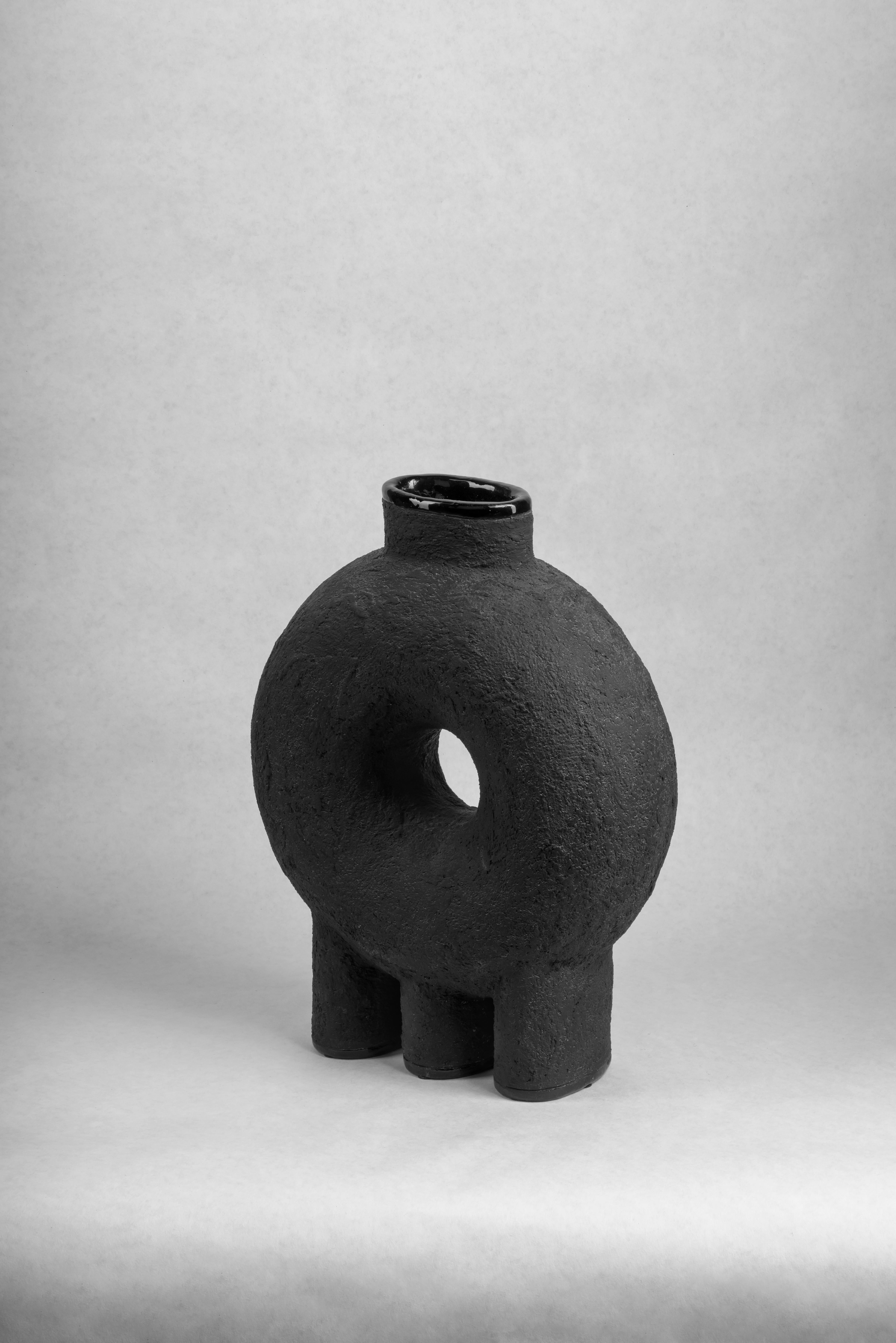Skulpturale Keramikvase von FAINA, Paar im Angebot 6