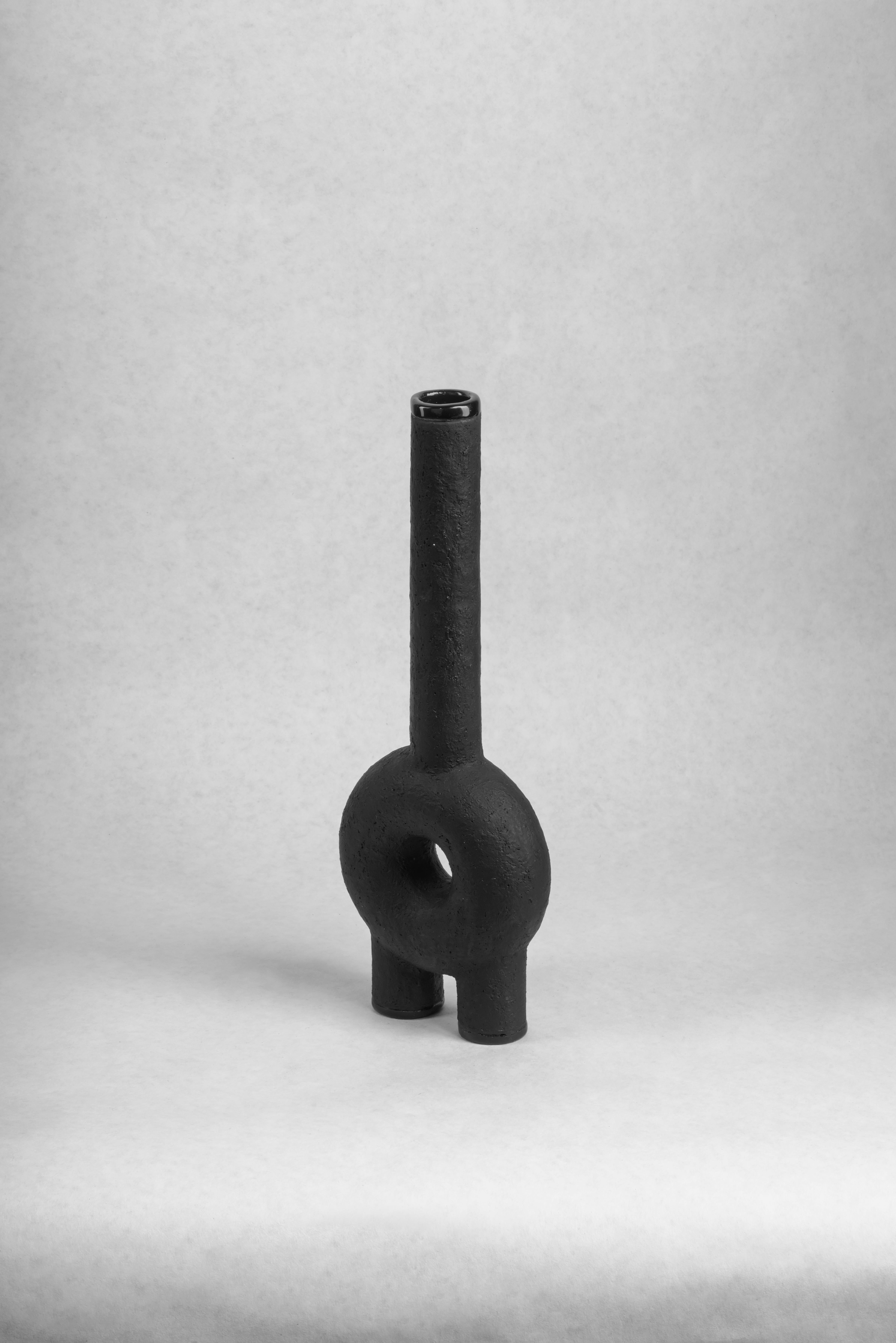 Paire de vases en céramique sculptés de FAINA en vente 7