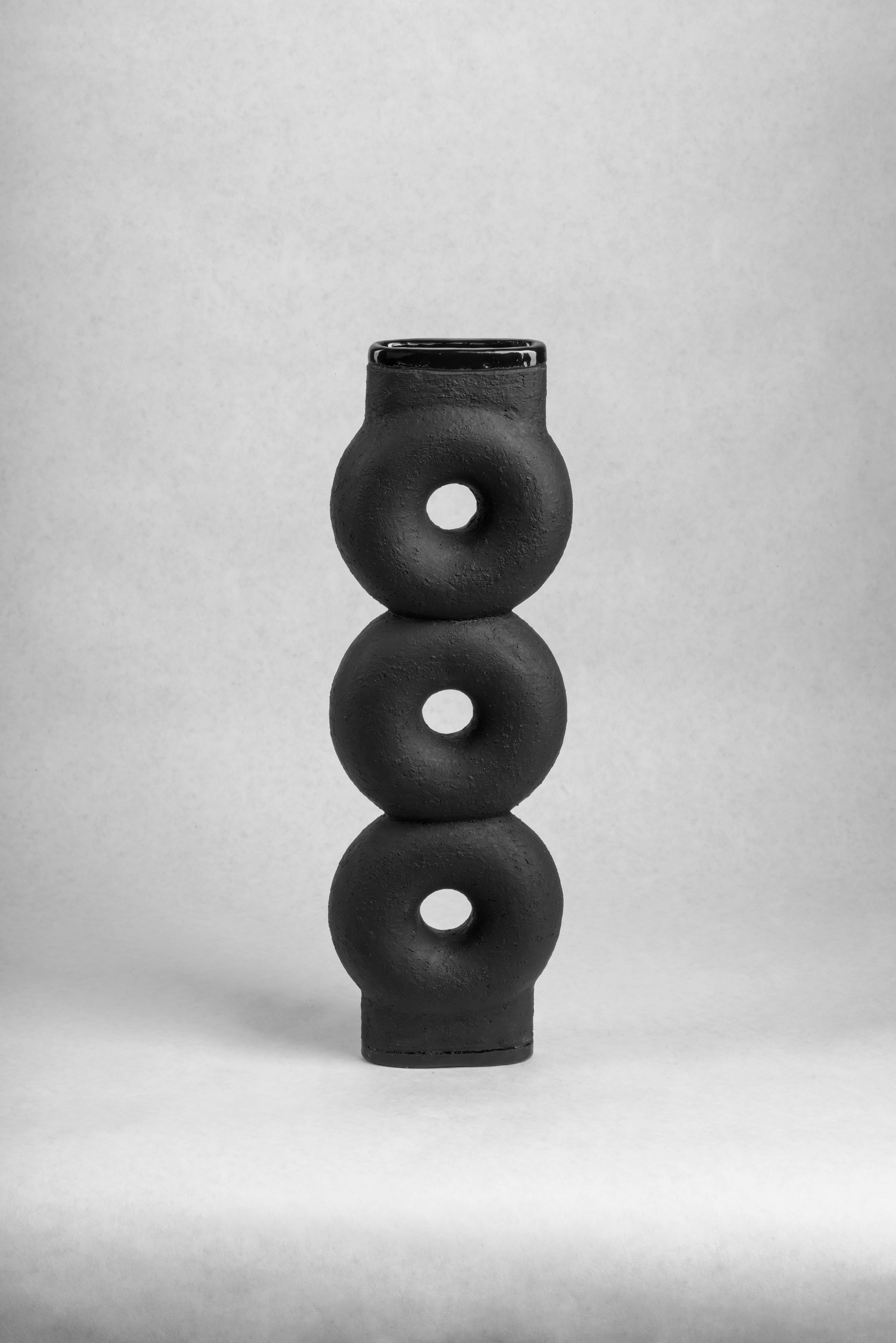 Paire de vases en céramique sculptés de FAINA en vente 11