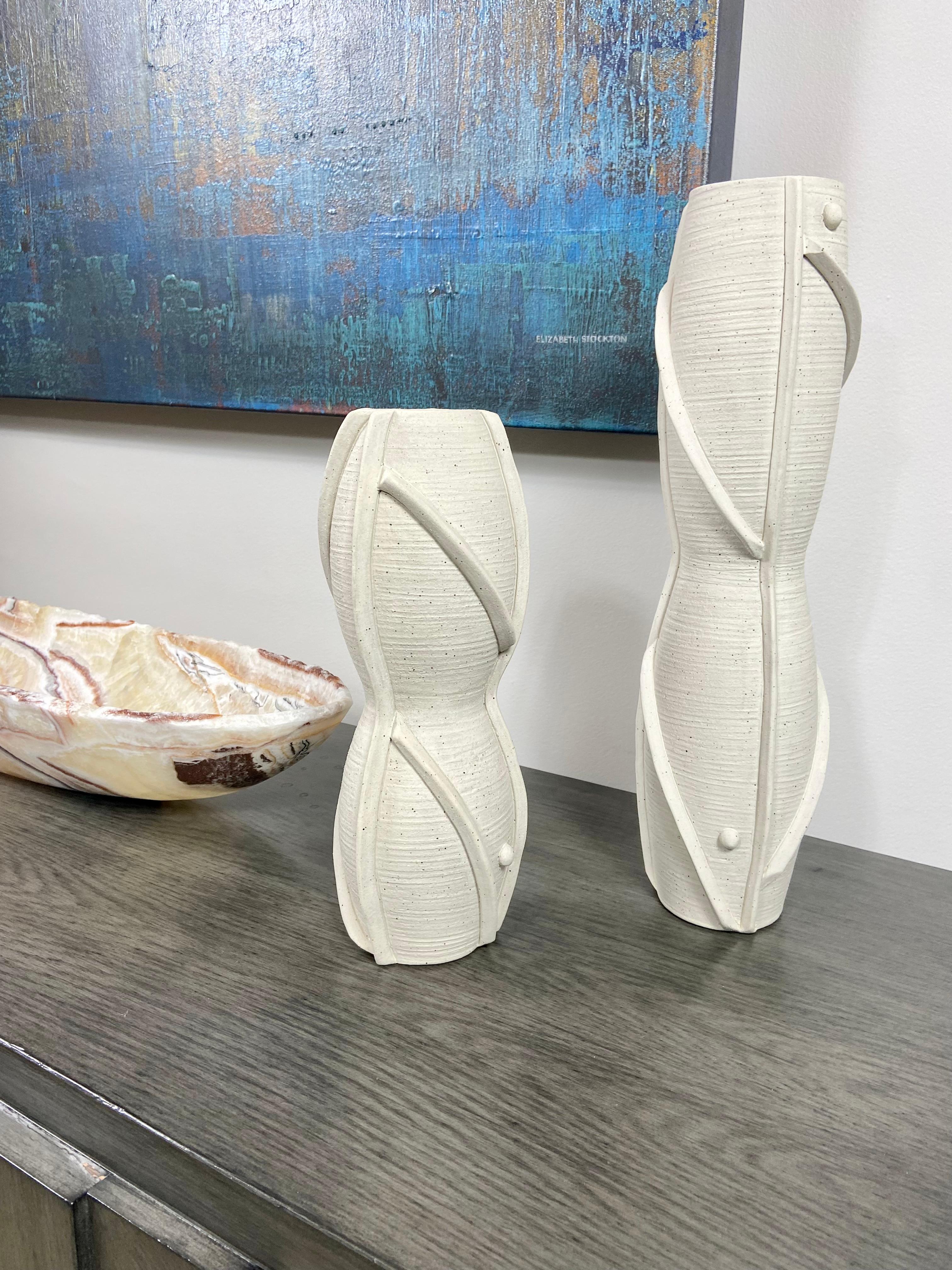Américain Paire de vases en céramique sculptée de Titia Estes en vente