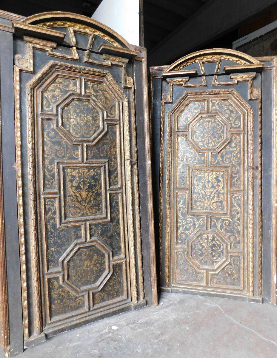 Pair of sculpted, lacquered and gilded interior doors, original frame, Florence For Sale 3