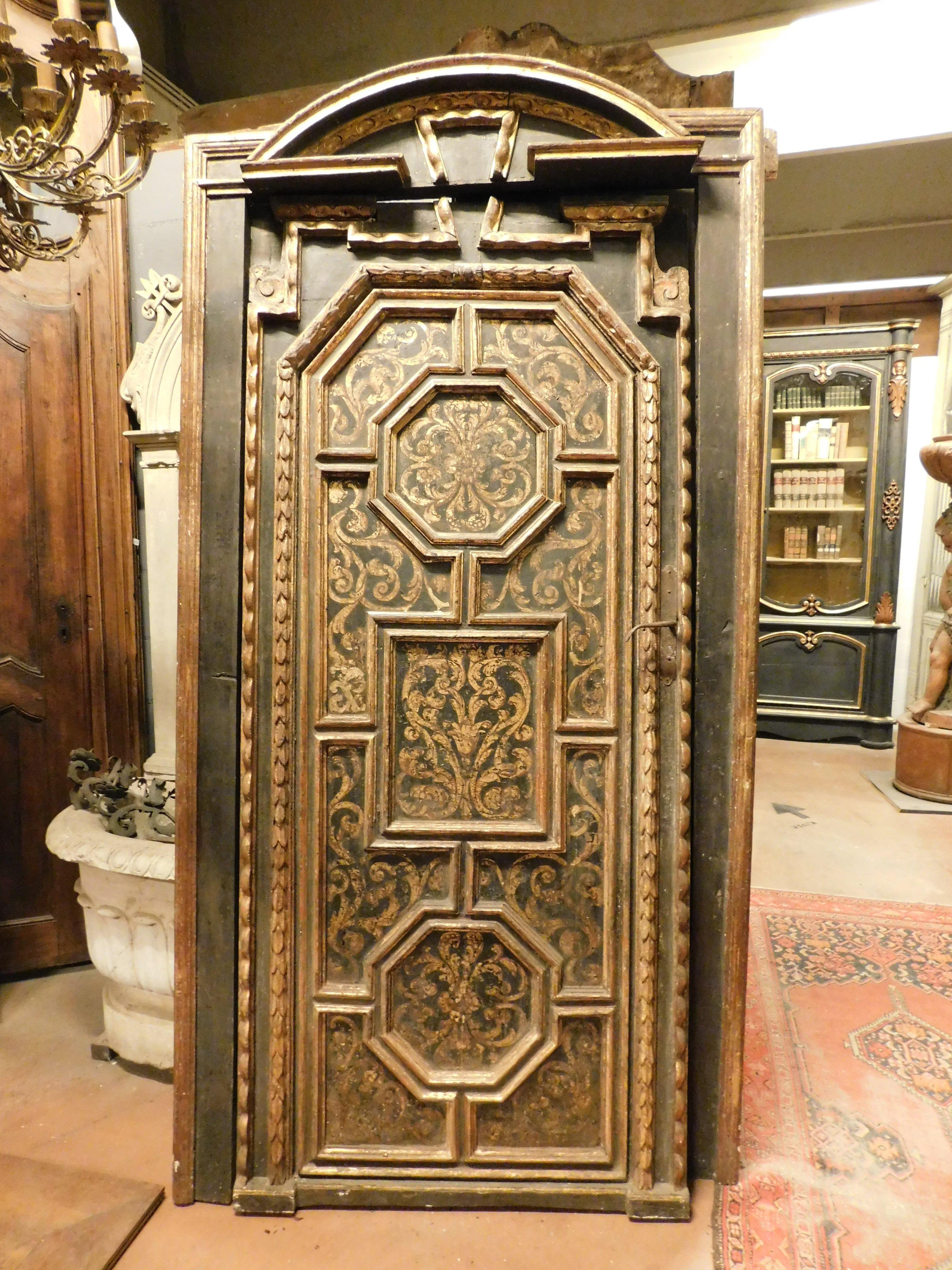 Ancienne paire de portes d'intérieur, ensemble de deux portes sculptées, laquées et dorées, avec précieux encadrement sculpté d'origine, dorure à la feuille avec décoration baroque, réalisées au XVIIIe siècle, de Florence (probablement deux portes