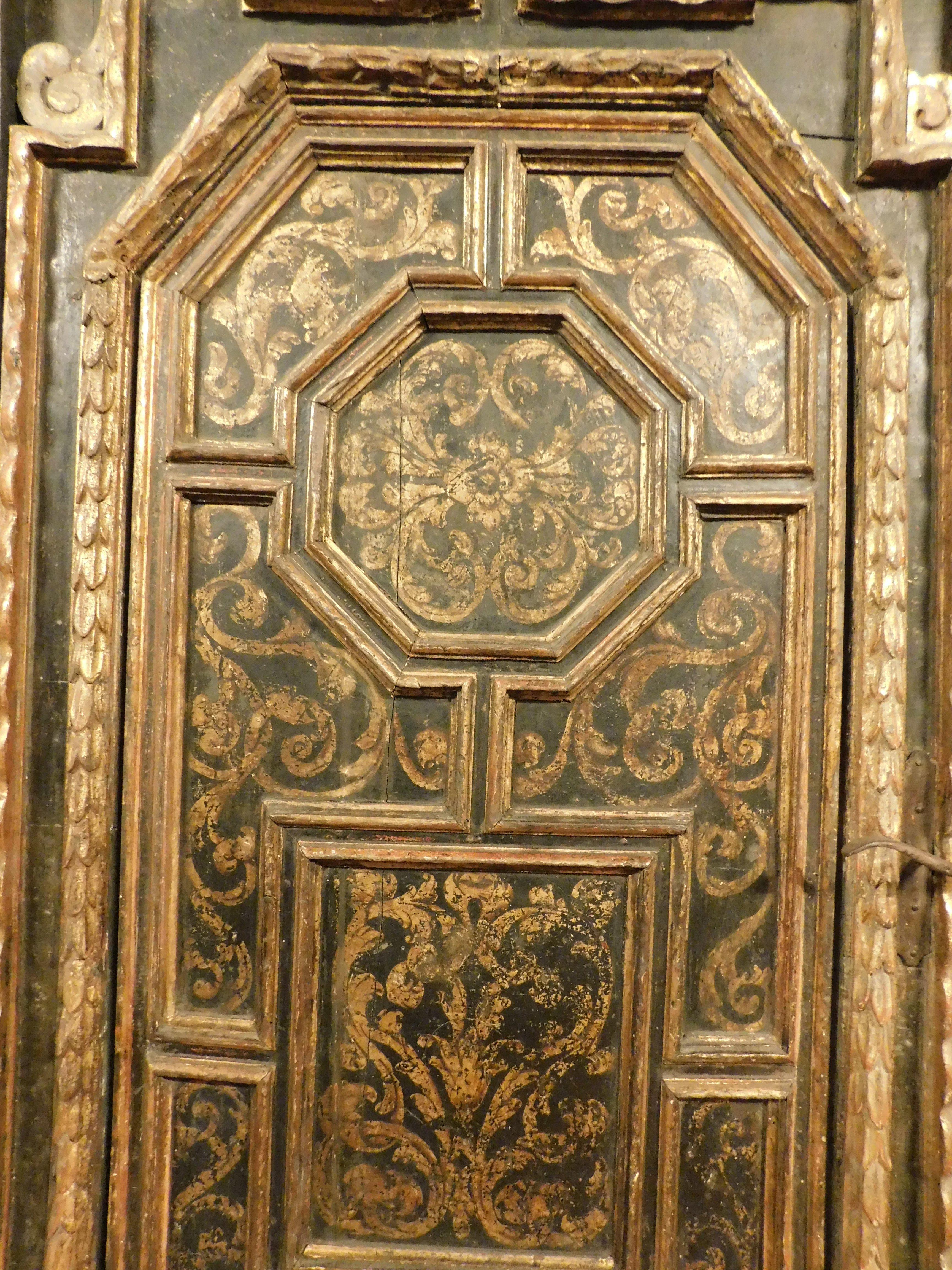 Pair of sculpted, lacquered and gilded interior doors, original frame, Florence For Sale 1