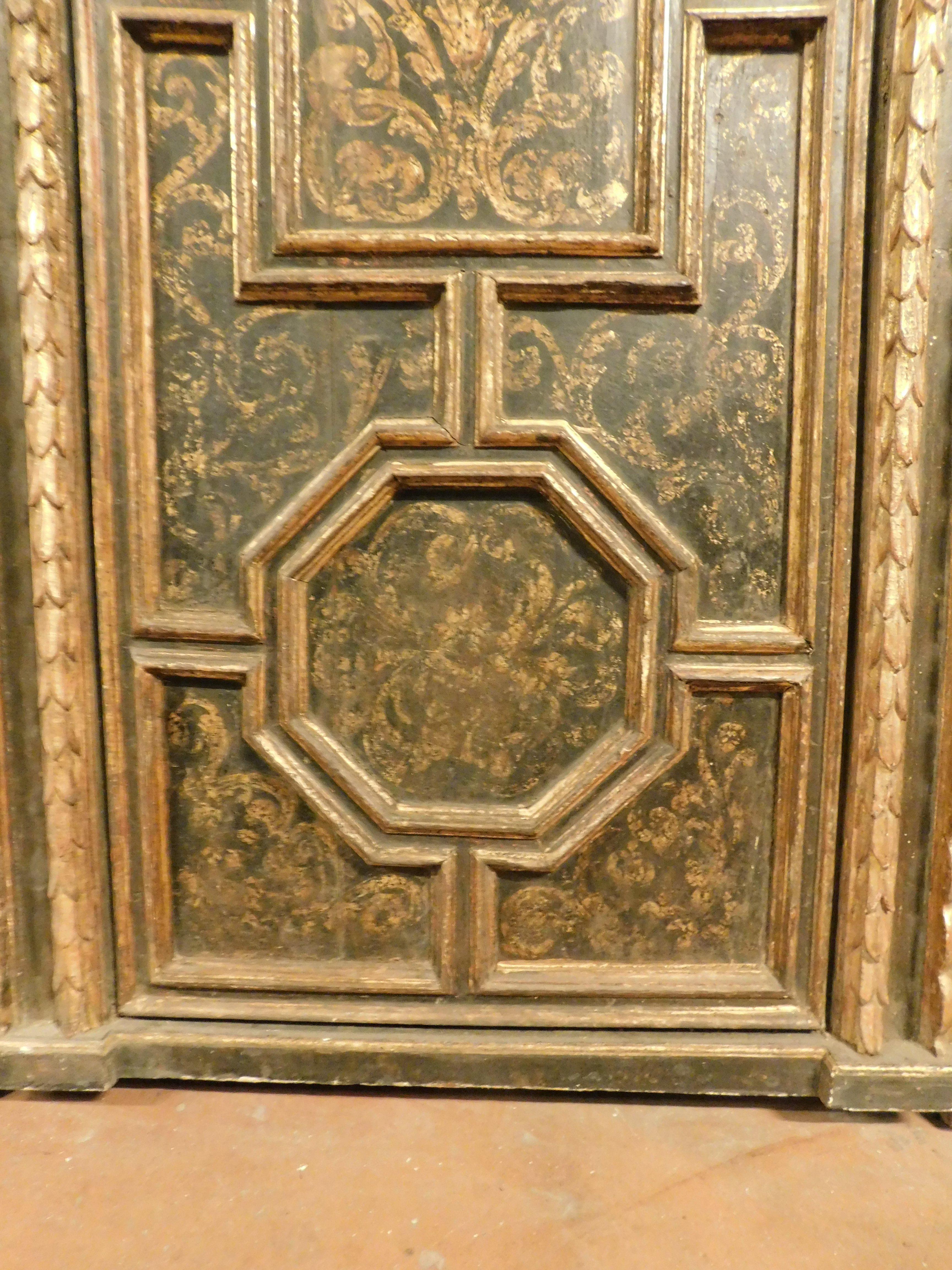 Pareja de puertas interiores esculpidas, lacadas y doradas, marco original, Florencia Álamo